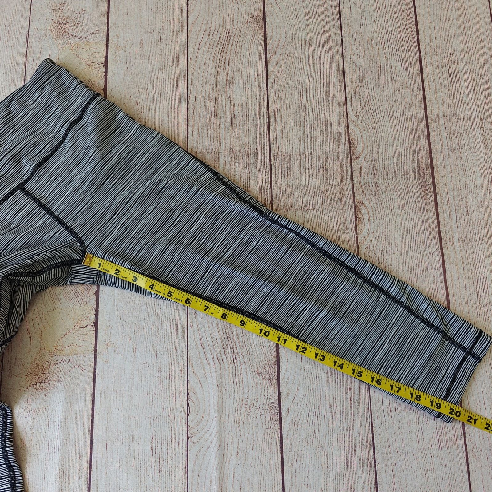Athleta Athleta Ultimate Linear Lines Capri sz S Size 27" / US 4 / IT 40 - 3 Thumbnail