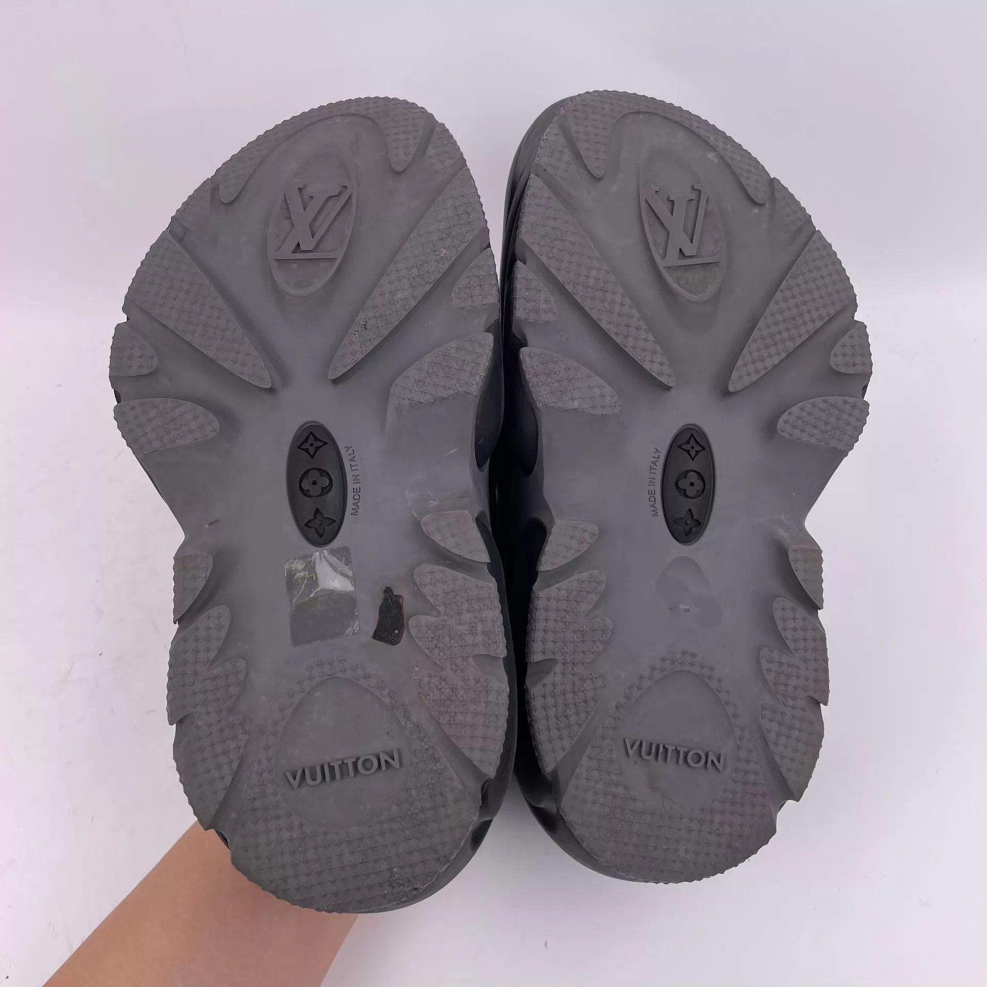Louis Vuitton LV Black Slides US 7 Size US 7 / EU 40 - 6 Thumbnail