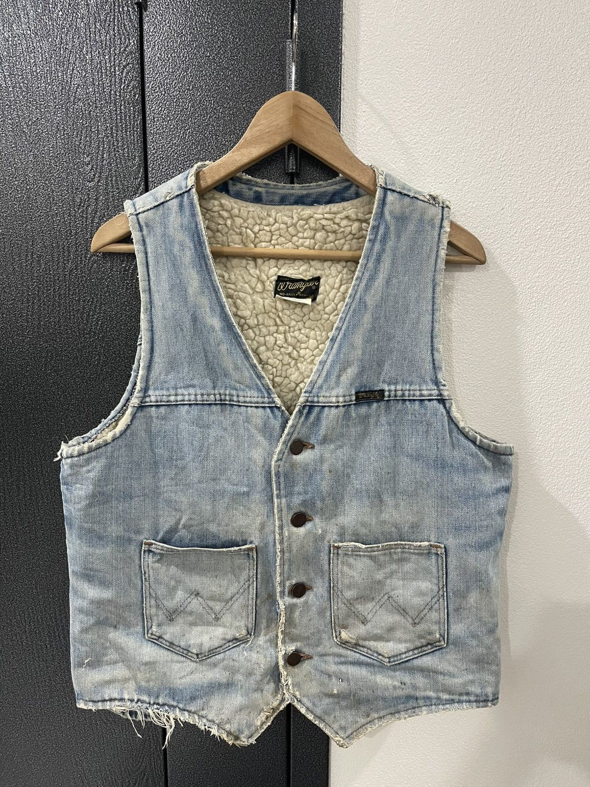 Wrangler Vintage Wrangler Sherpa Lined Distressed Denim Vest Size US M / EU 48-50 / 2 - 1 Thumbnail