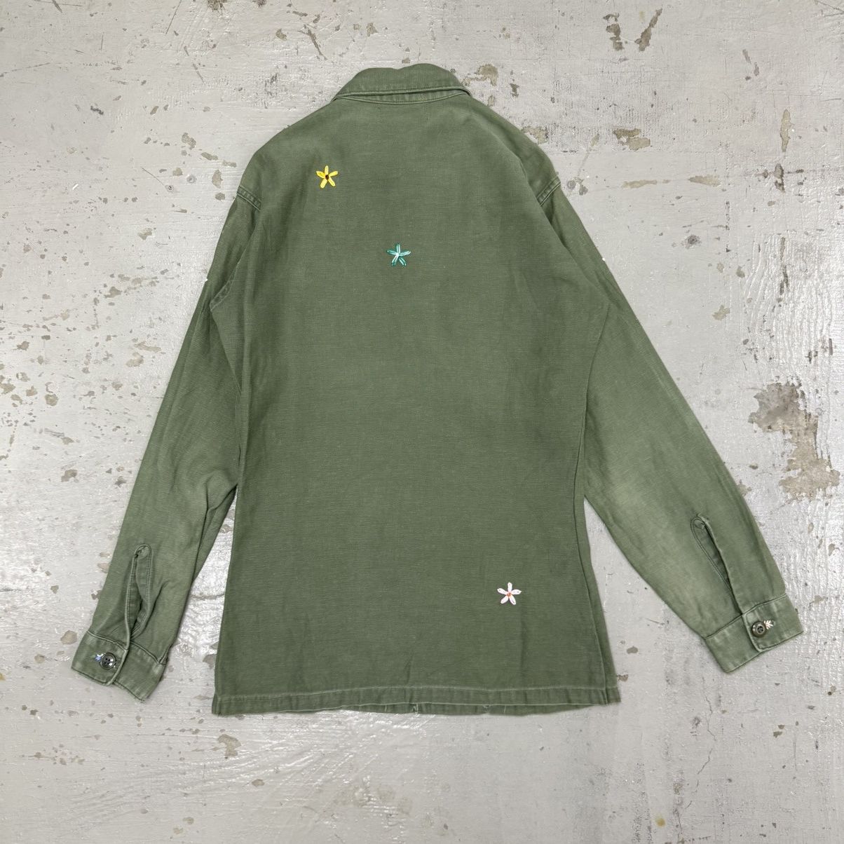 Vintage 1960s Shanana Mil Embroidered Daisy Utility Shirt in Olive Size US M / EU 48-50 / 2 - 2 Thumbnail