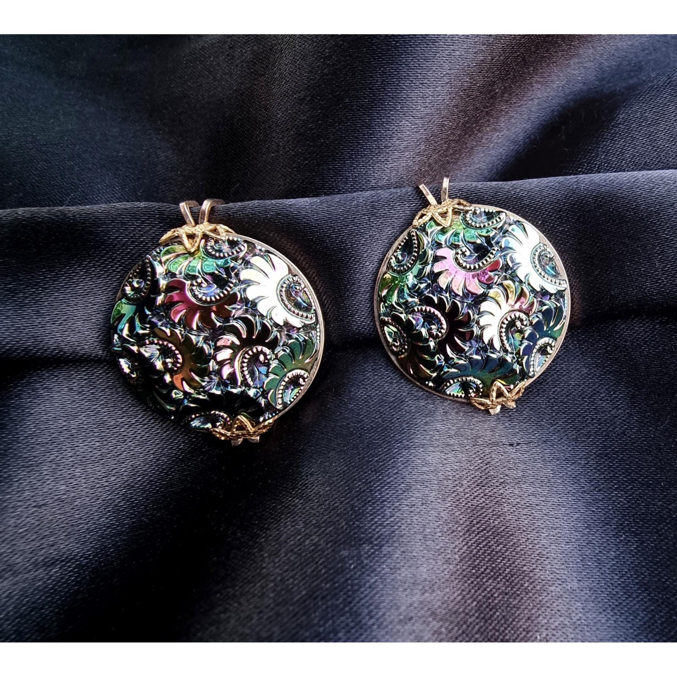 Other Vintage Northern Lights Carnival Glass Clip On Earrings Size ONE SIZE - 1 Thumbnail