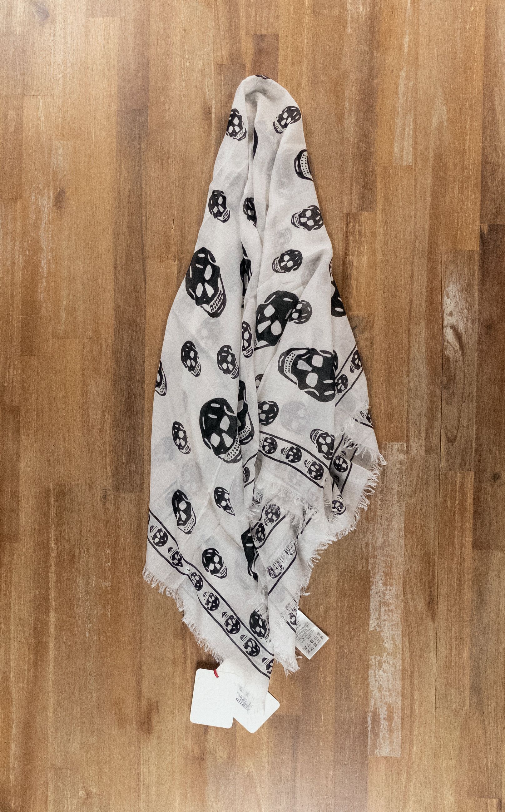 Alexander McQueen ALEXANDER MCQUEEN white & black skull print modal silk scarf Size ONE SIZE - 7 Thumbnail