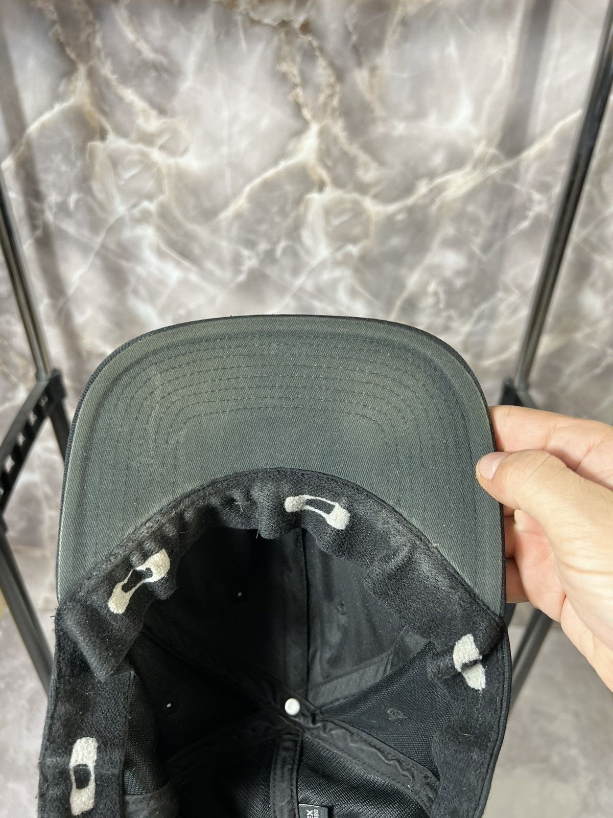 Vintage Vintage Oakley Black Faded Y2k Cap Size ONE SIZE - 5 Thumbnail