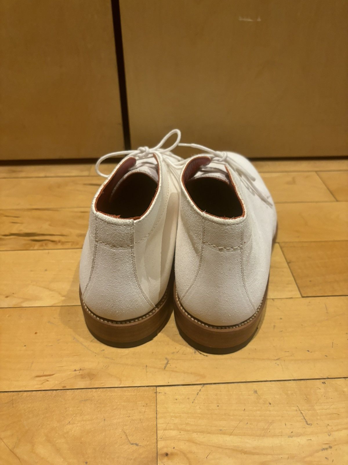 Tricker's TRICKERS white suede chukka boot red interior 10.5 chelsea Size US 10.5 / EU 43-44 - 5 Thumbnail