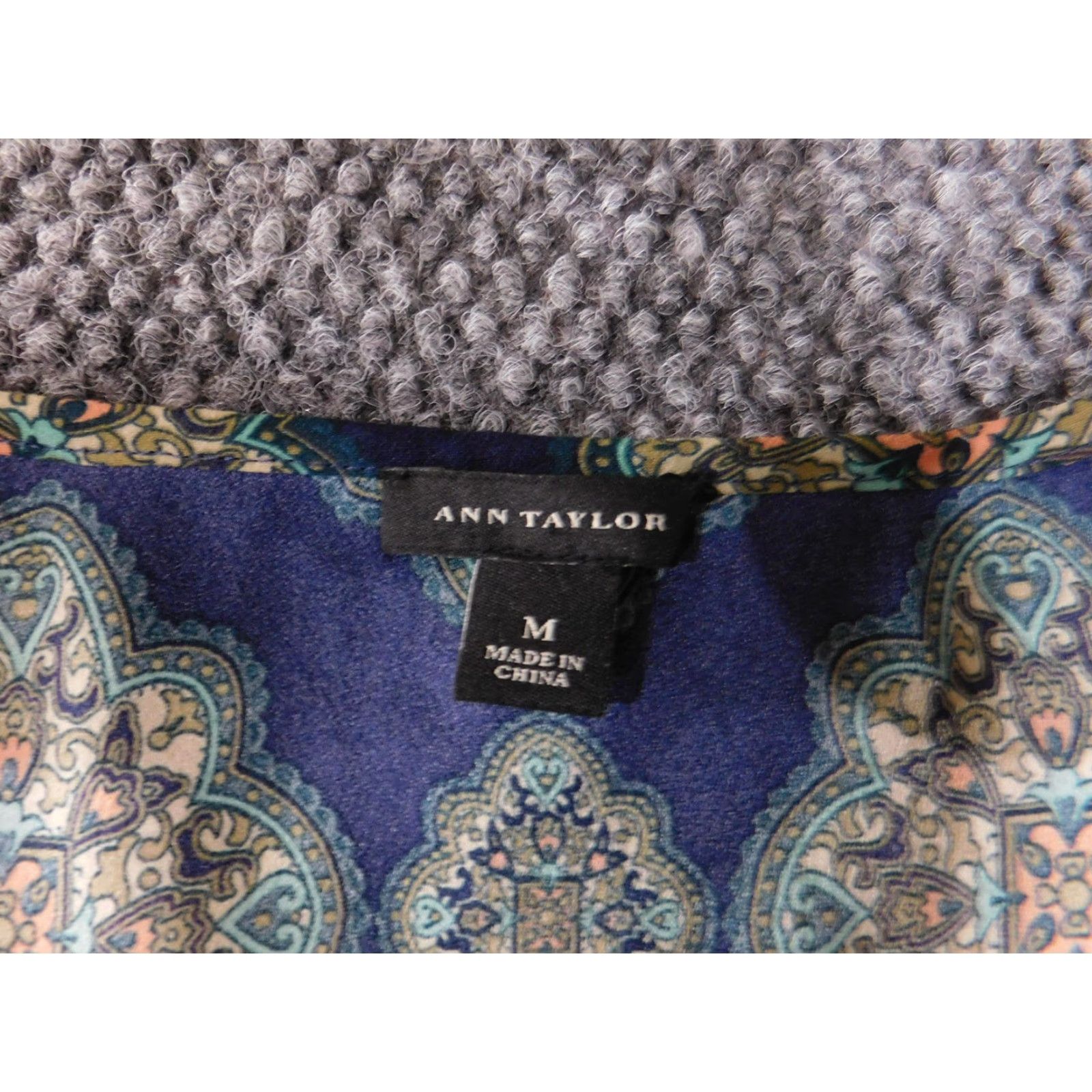 Ann Taylor Ann Taylor Blouse Womens Medium Navy Blue Medallion Print Long Sleeve V Neck Size M / US 6-8 / IT 42-44 - 6 Thumbnail