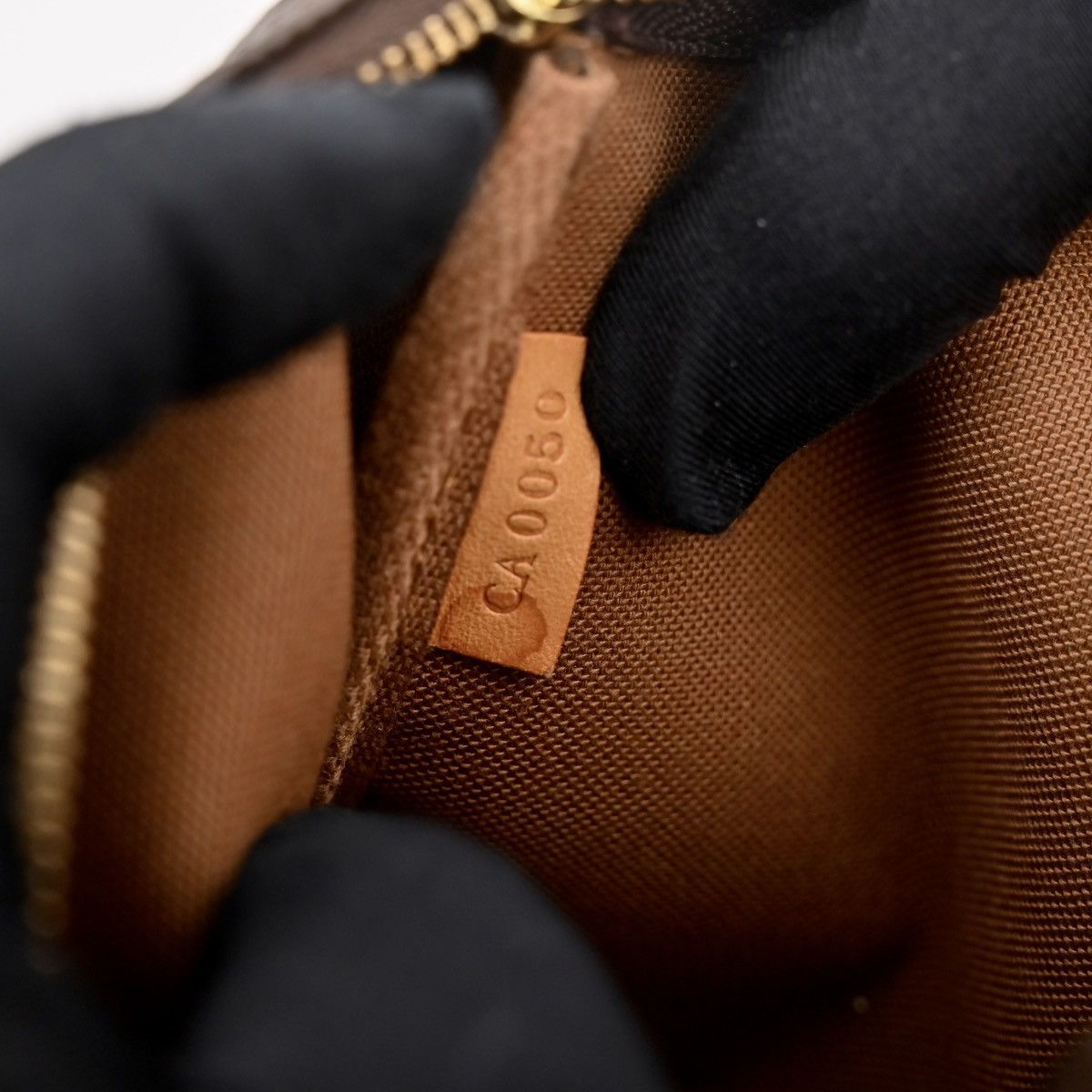 Louis Vuitton Louis Vuitton Pochette Accessoires Monogram Leather Bag Size ONE SIZE - 5 Thumbnail