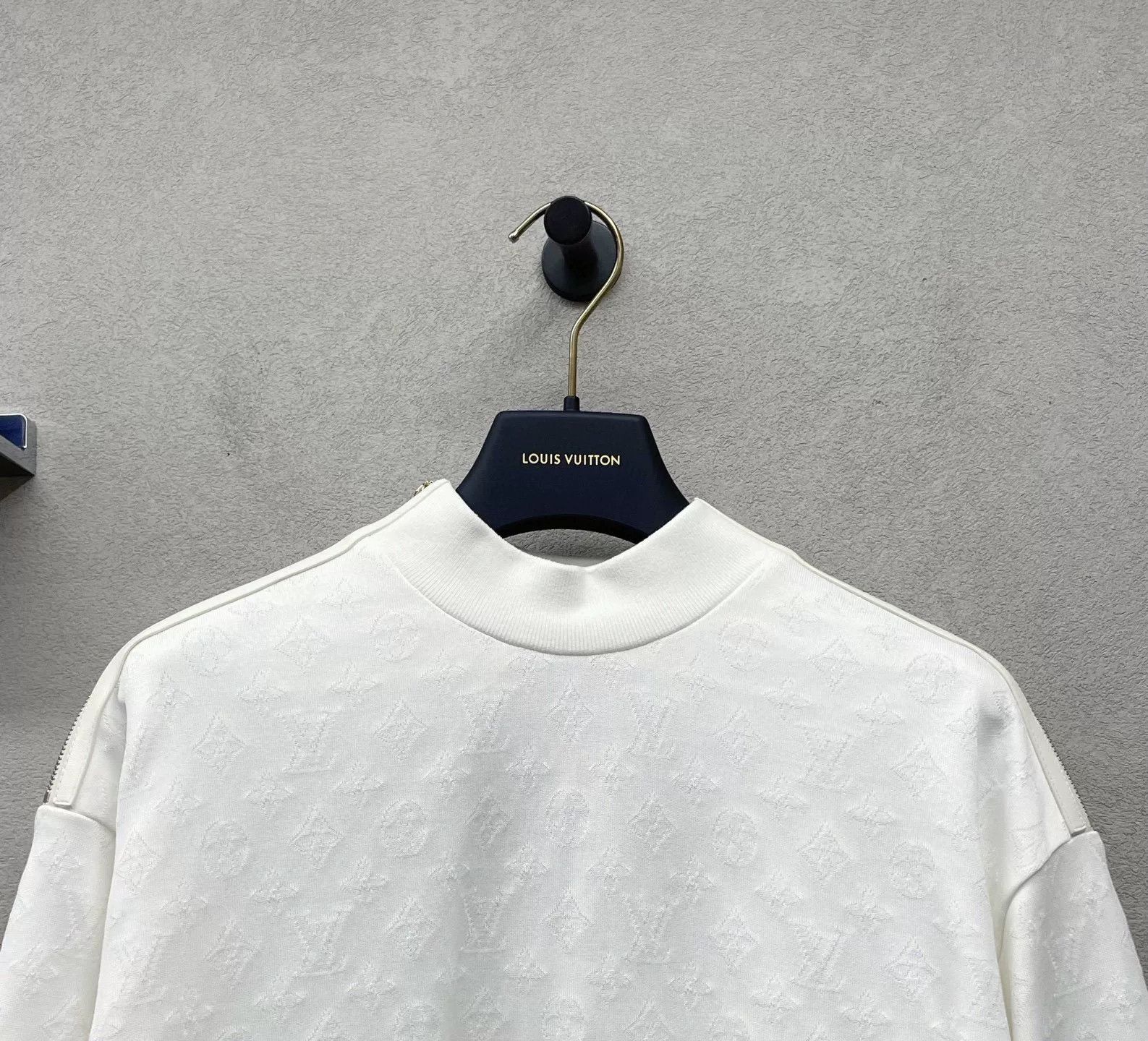 Louis Vuitton louis vuitton white long sleeve sweatshirt Size US M / EU 48-50 / 2 - 4 Thumbnail