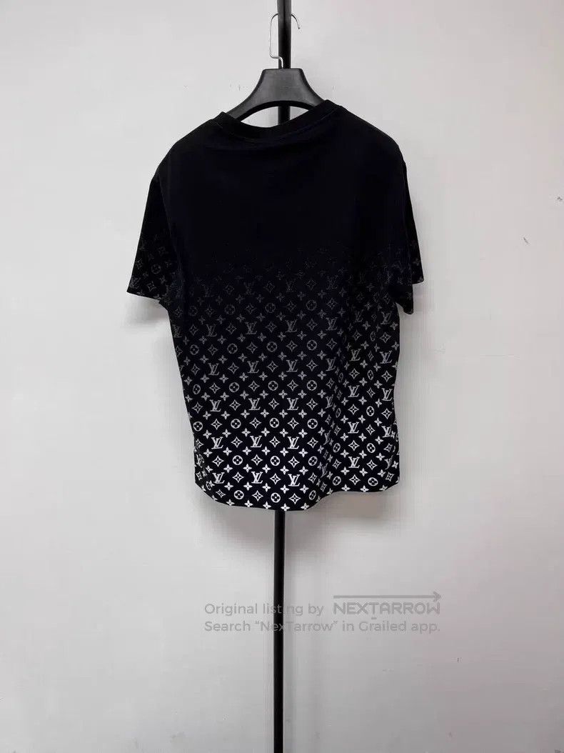 Louis Vuitton Louis Vuitton Full Logo printed gradient round neck short Size US L / EU 52-54 / 3 - 2 Thumbnail