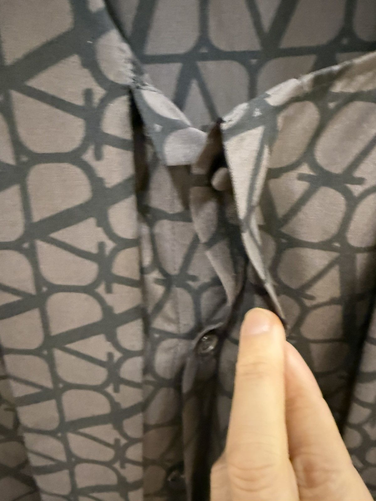 Valentino neck tie silk shirt.with all over Toile Iconography print 39 Size US M / EU 48-50 / 2 - 4 Thumbnail