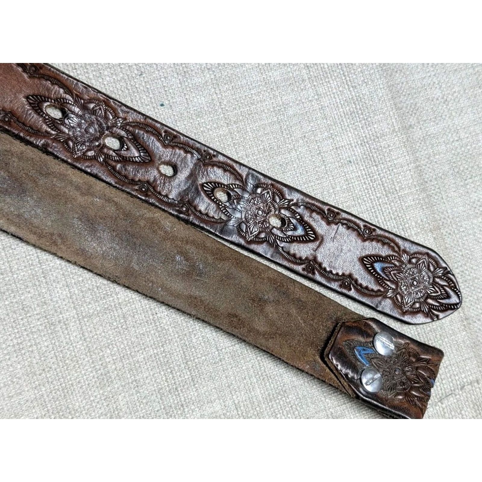 Vintage VINTAGE HANDCRAFTED buckle belt 32 cowhide leather TOOLED southwestern GEOMETRIC Men 32 Western Belt 1970s Boho Size 32 - 7 Thumbnail