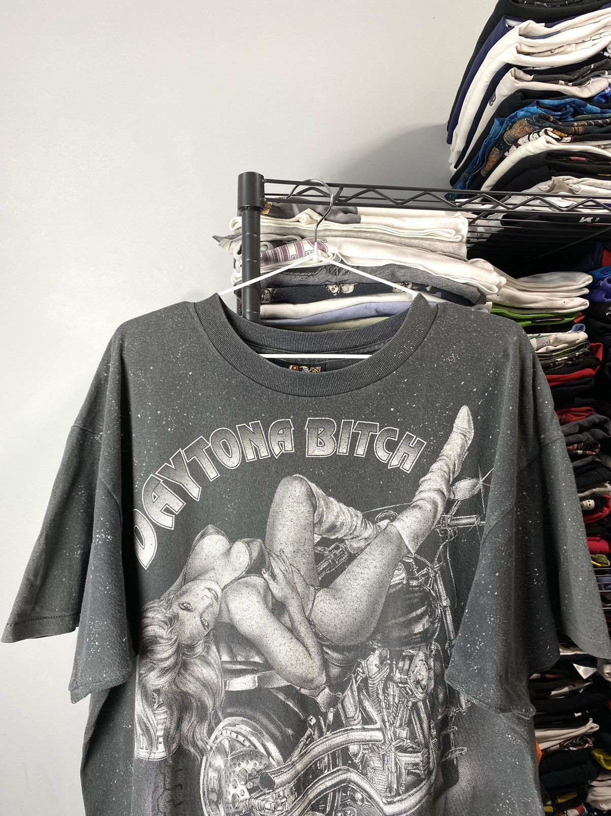 Band Tees 🔥 Vintage 1995 3D Emblem Daytona Bitch Bike Week T Shirt Size US XL / EU 56 / 4 - 3 Thumbnail
