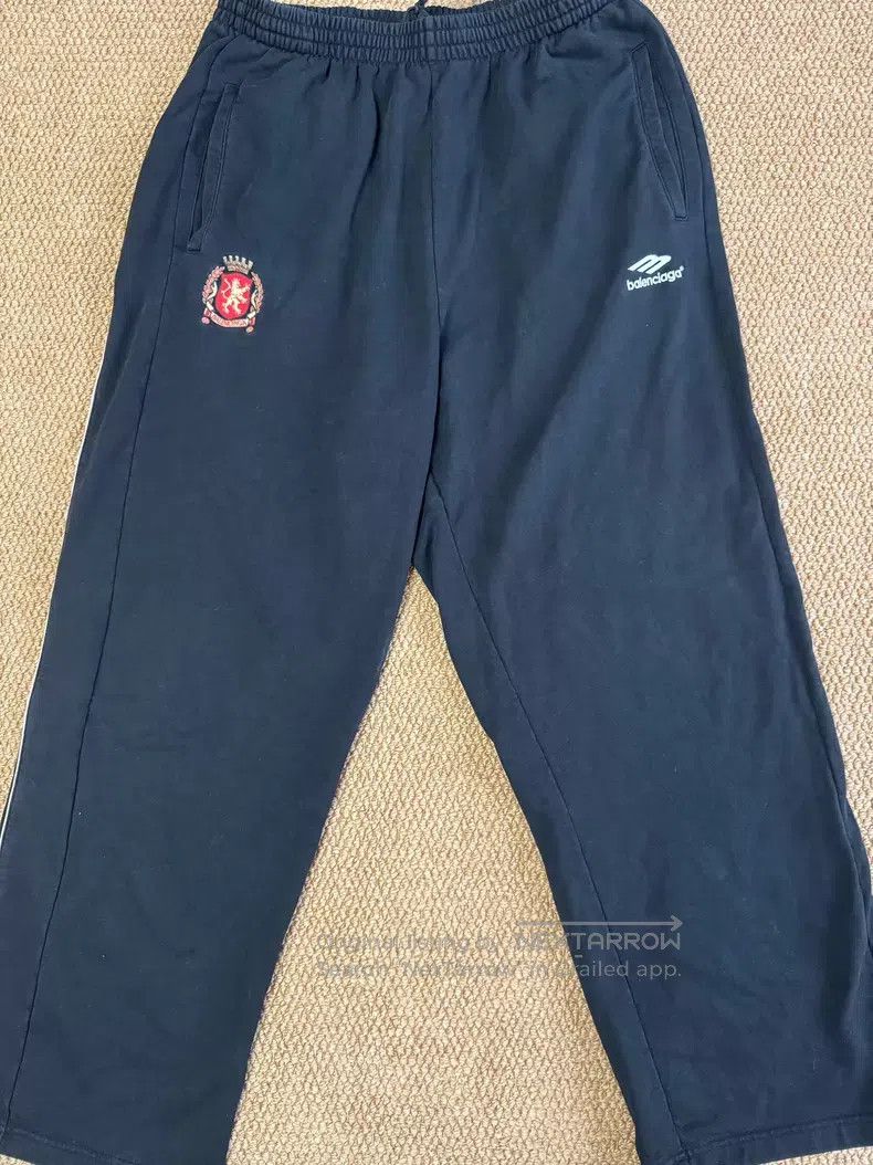 Balenciaga Balenciaga size L Manchester United embroidered logo lette Size US 27 - 1 Thumbnail