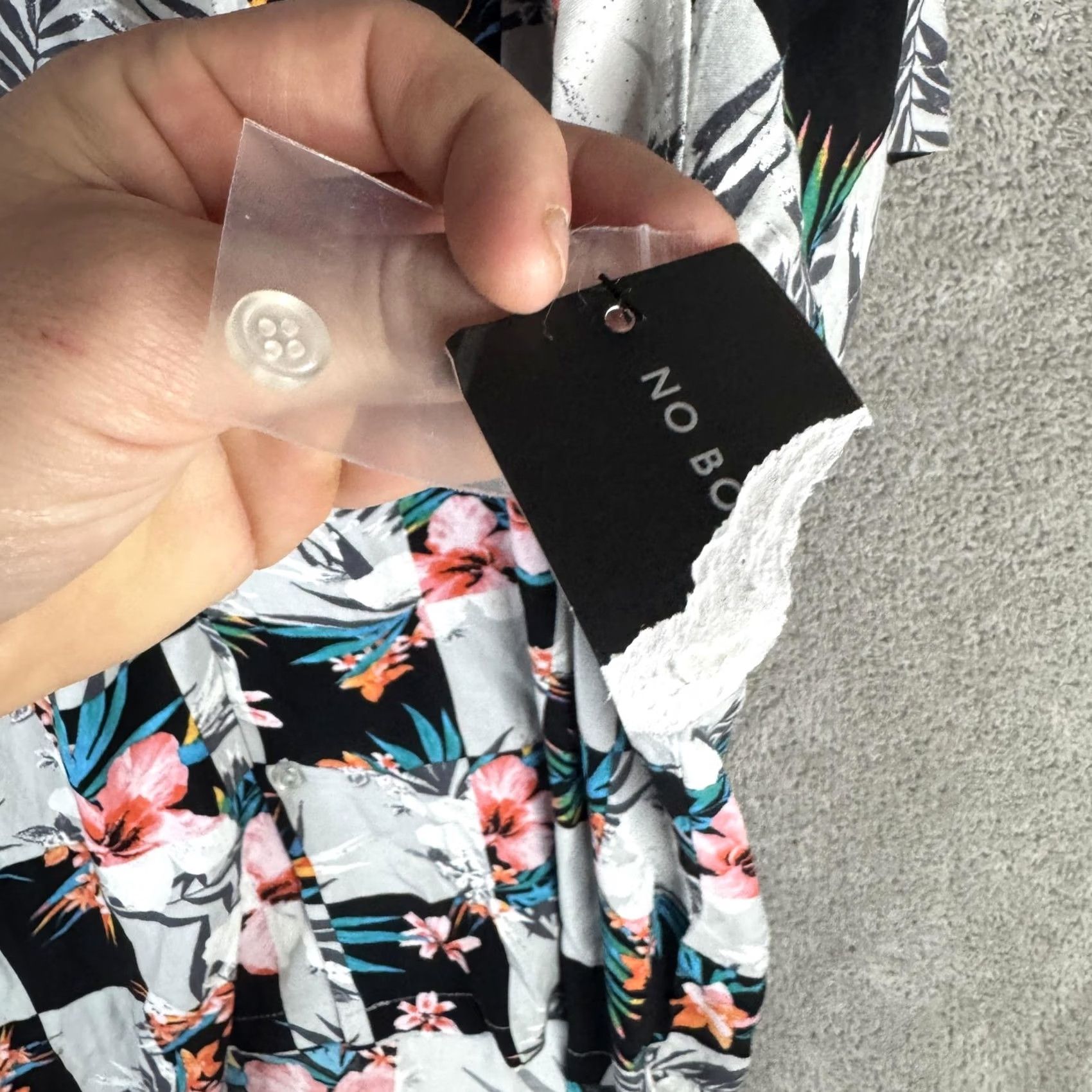 Vintage No Boundaries Shirt Mens L Gray Floral Hawaiian Resort Button Front Tropical Size US L / EU 52-54 / 3 - 4 Thumbnail