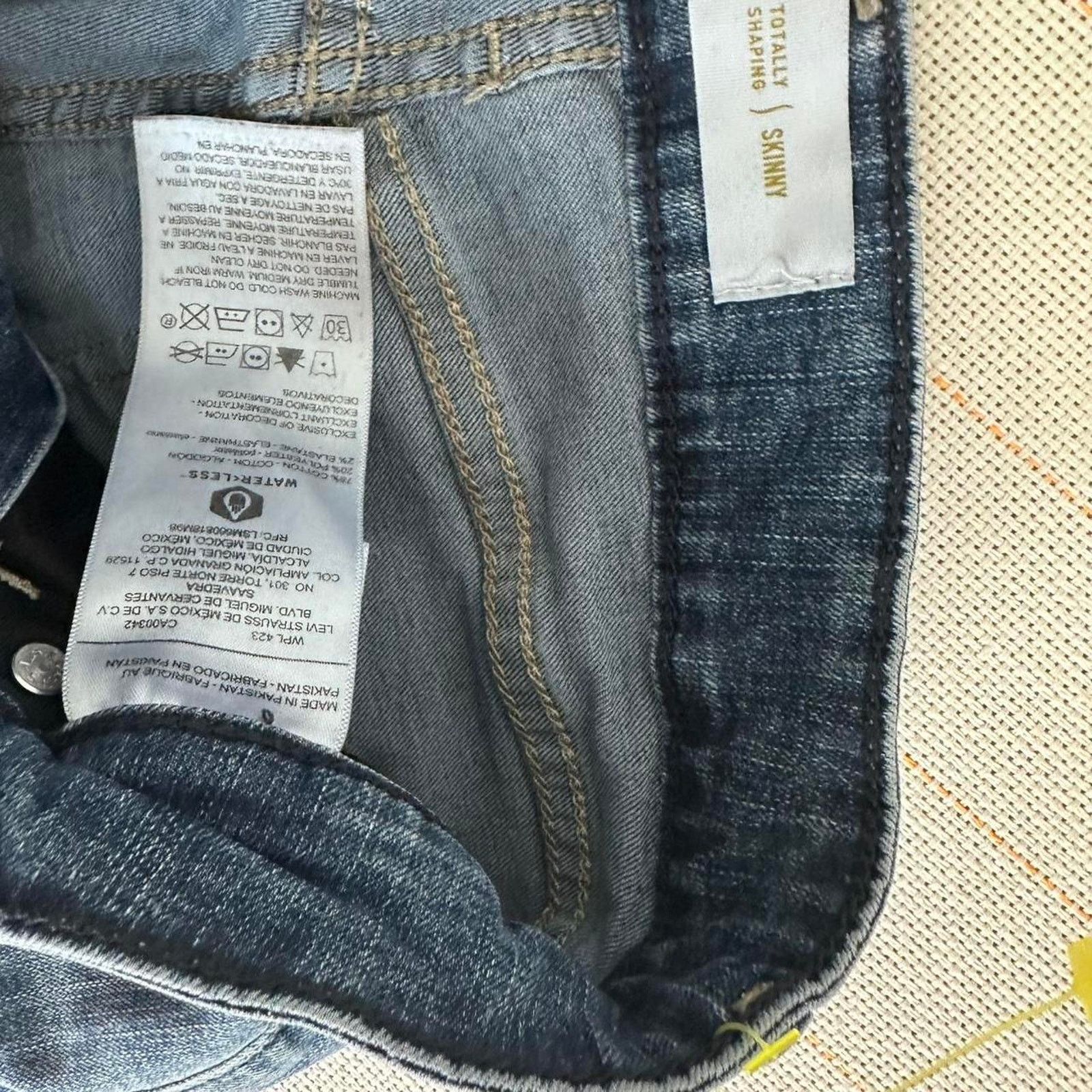 Levi's Signature Levi's Gold Strauss Totally Shaping Skinny Jeans Size 26" / US 2 / IT 38 - 5 Thumbnail