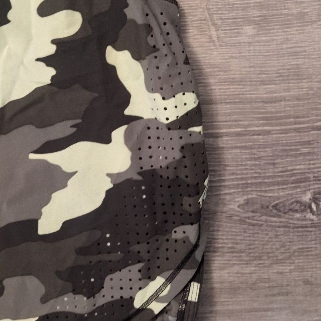 Lululemon Lululemon UVP Run Short SleeveHeritage 365 Camo size 12/14? Size XL / US 12-14 / IT 48-50 - 5 Thumbnail