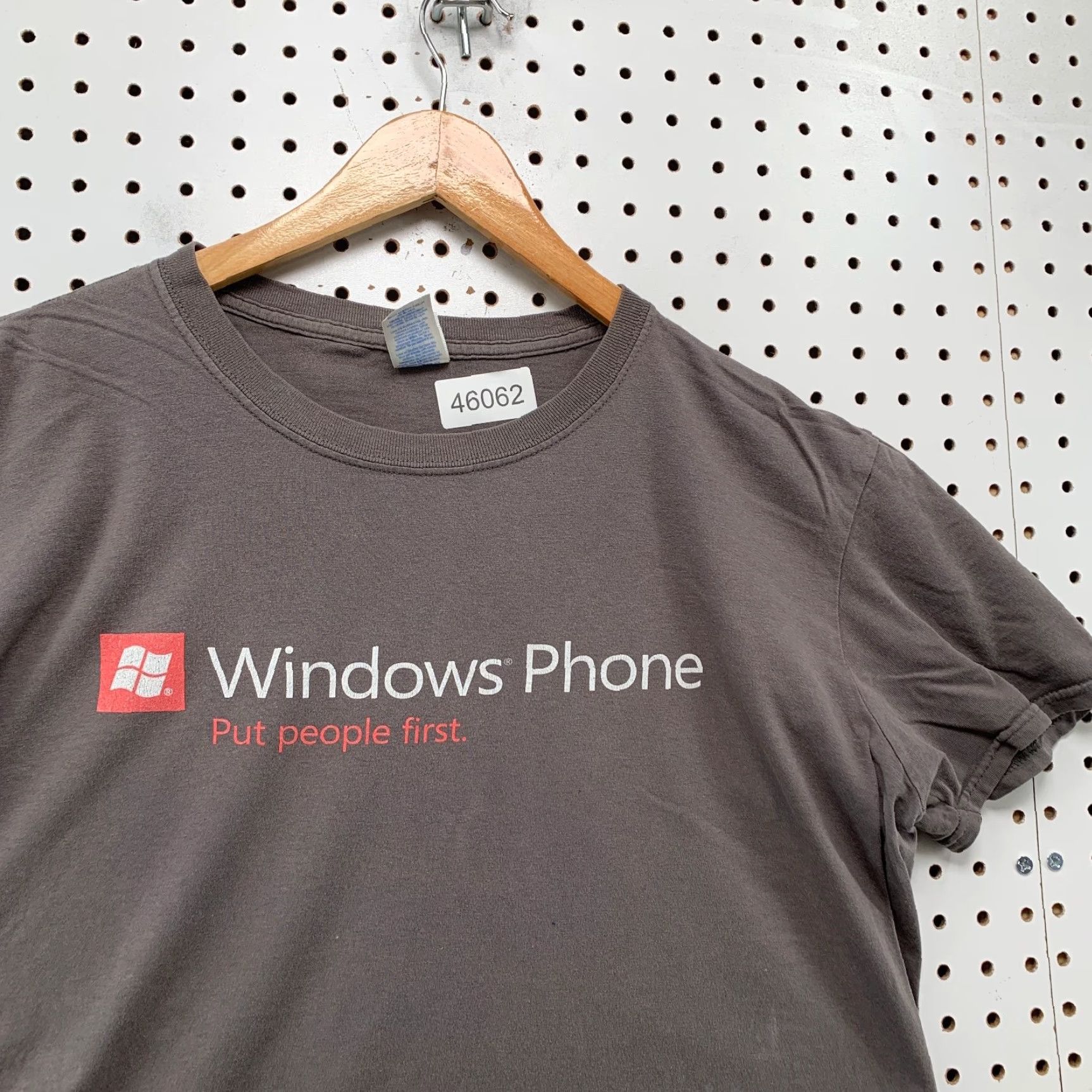 Gildan VINTAGE Windows Phone Shirt Mens Large Gray Short Sleeve Cyber Punk Skater Grunge Size US L / EU 52-54 / 3 - 6 Thumbnail