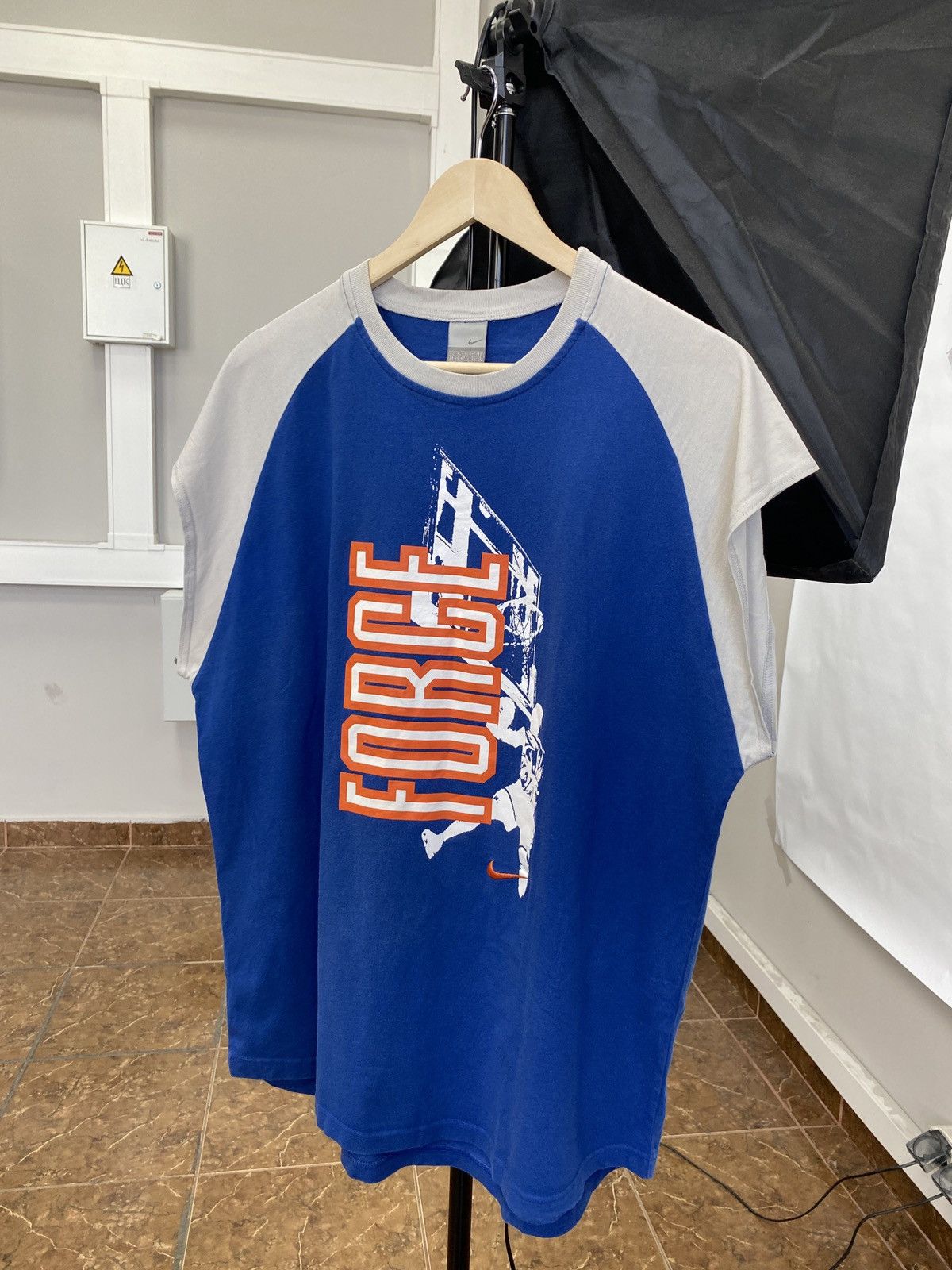 Nike 🏀🇺🇸 Vintage 90s Nike Air Forse 1 T-Shirt Y2K Basketball Size US XL / EU 56 / 4 - 1 Thumbnail