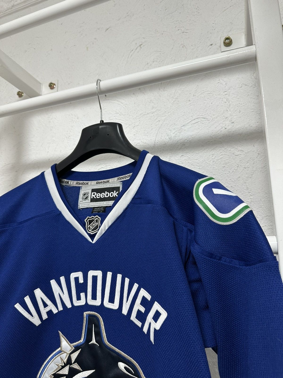Reebok Vancouver Canucks Reebok Youth XL Hockey Jersey Size US S / EU 44-46 / 1 - 2 Thumbnail