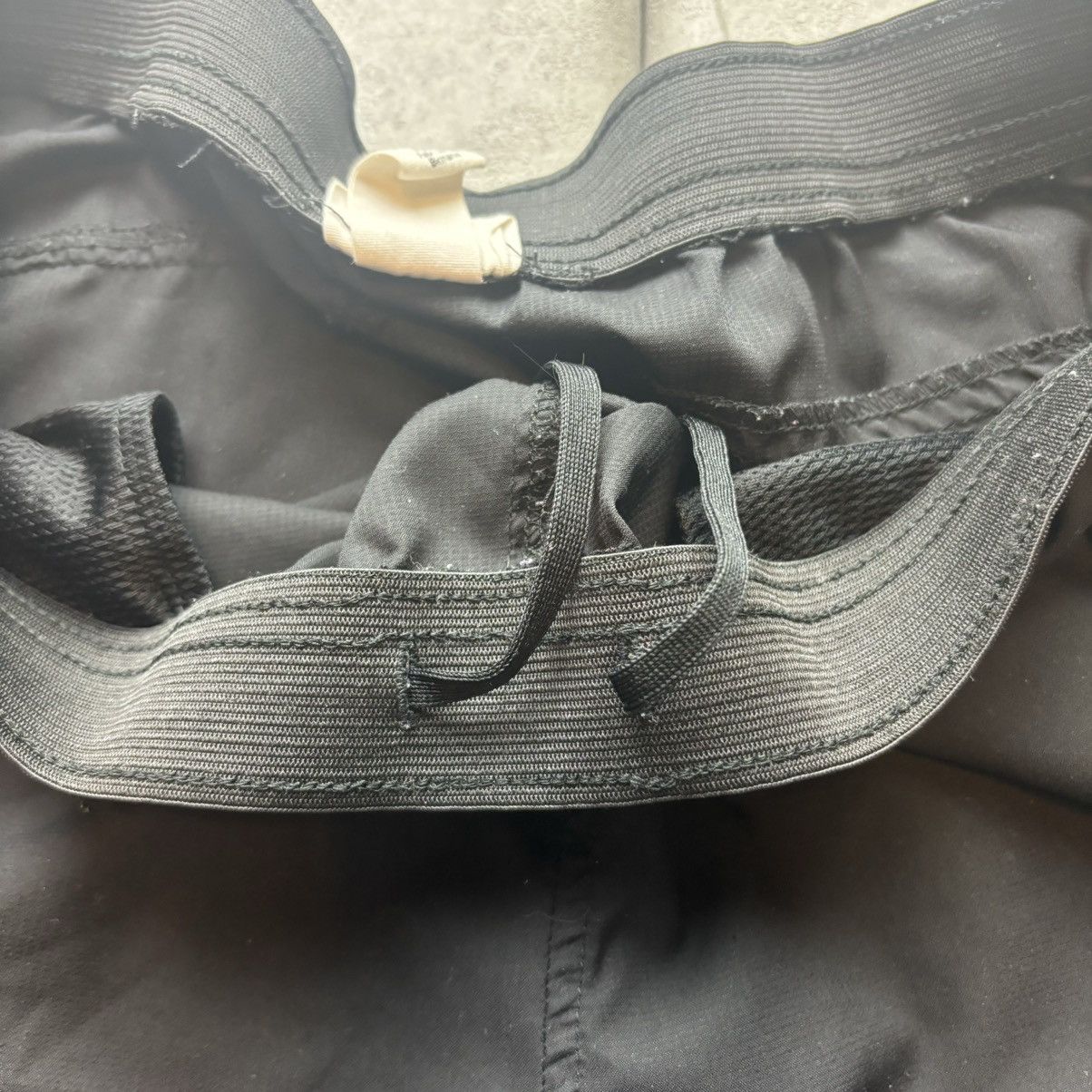 H&M H&m reflective black running shorts Size US 28 / EU 44 - 3 Thumbnail