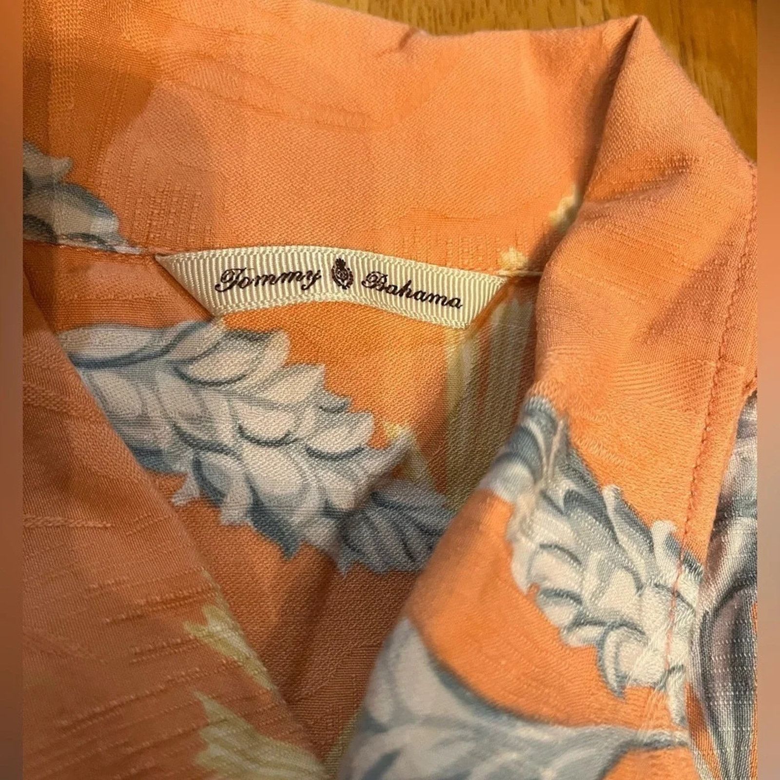 Tommy Bahama Tommy Bahama silk/rayon blend Hawaiian print shirt, size L Size US L / EU 52-54 / 3 - 2 Thumbnail