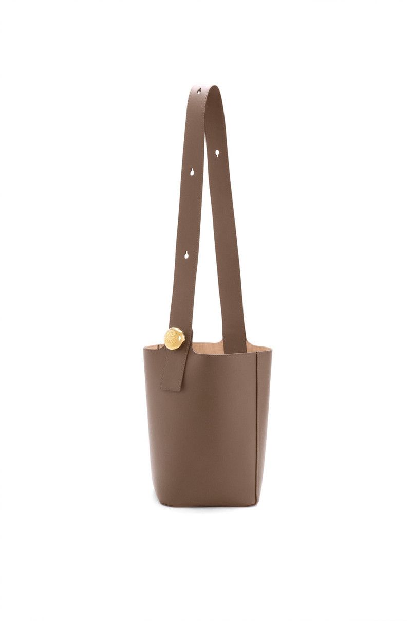 Loewe o1in1g0426 Size: OS/ Medium Pebble Bucket Bag in Tundra Size ONE SIZE - 5 Thumbnail