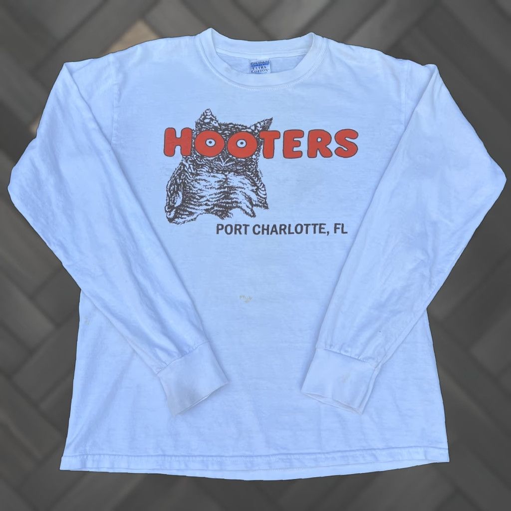 Gildan VINTAGE Hooters T-Shirt Mens Medium White Long Sleeve Port Charlotte, FL 90s Y2K Size US M / EU 48-50 / 2 - 1 Thumbnail