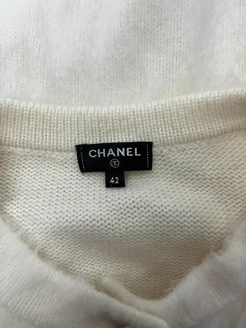 Chanel Chanel White snowflake diamond buckle knitted cardigan coa Size M / US 6-8 / IT 42-44 - 4 Thumbnail