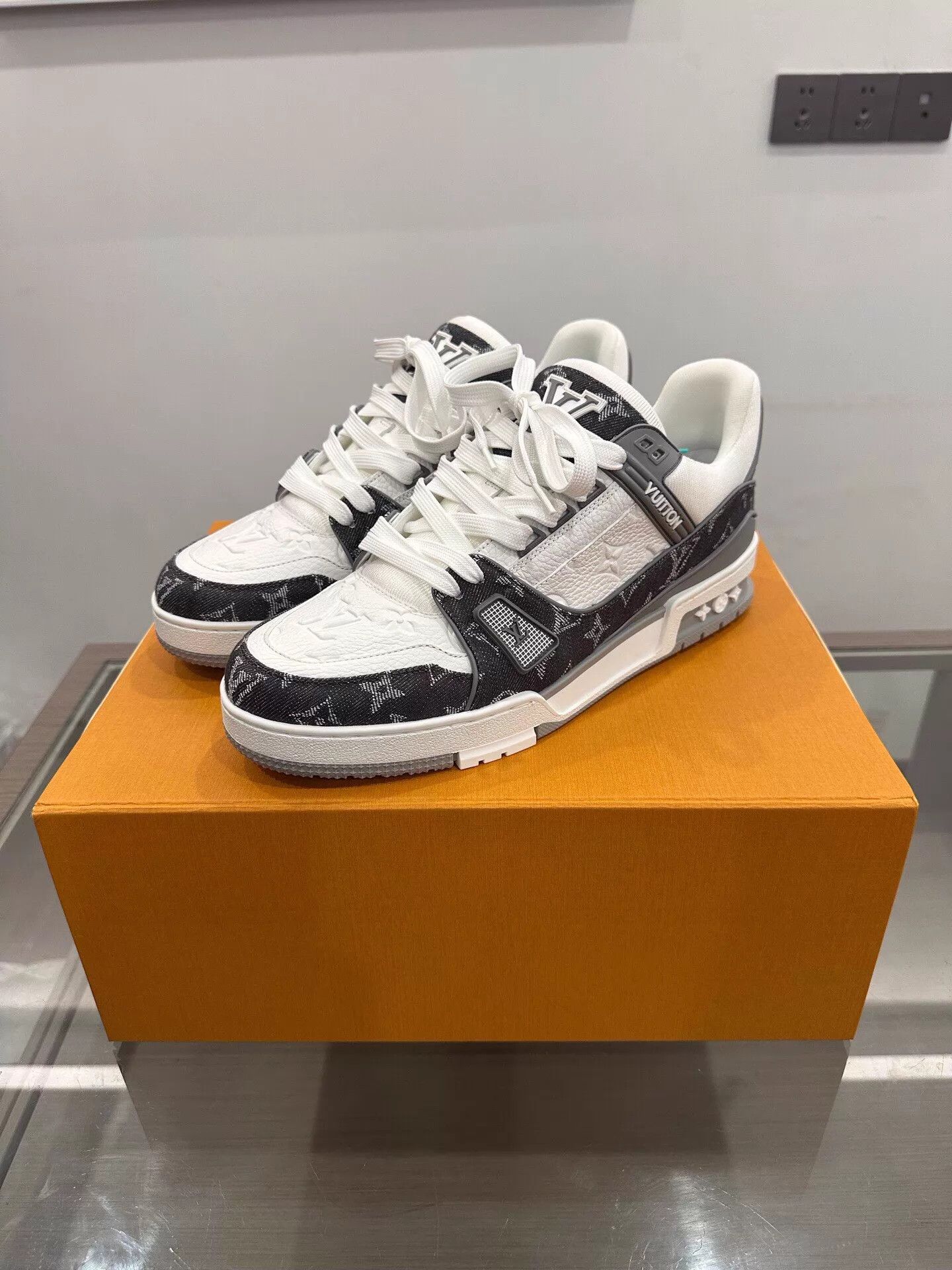 Louis Vuitton LV Men's Trainer Gray & White Monogram Uk8/42 Size US 9 / EU 42 - 1 Thumbnail