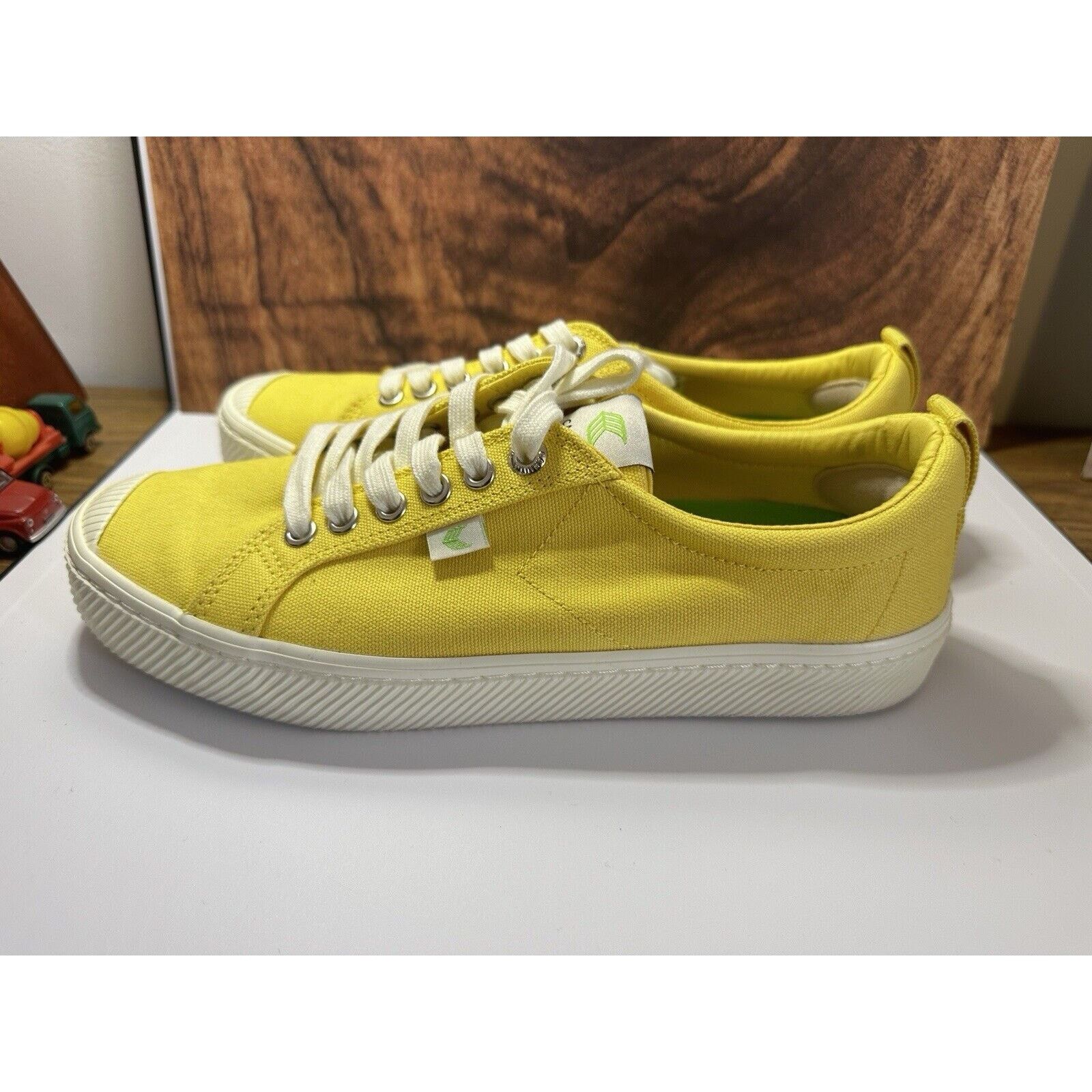 Other Cariuma OCA Low Shoes Womens 10 Mens 8.5 Yellow Uni Sneakers Size US 10 / IT 40 - 1 Thumbnail