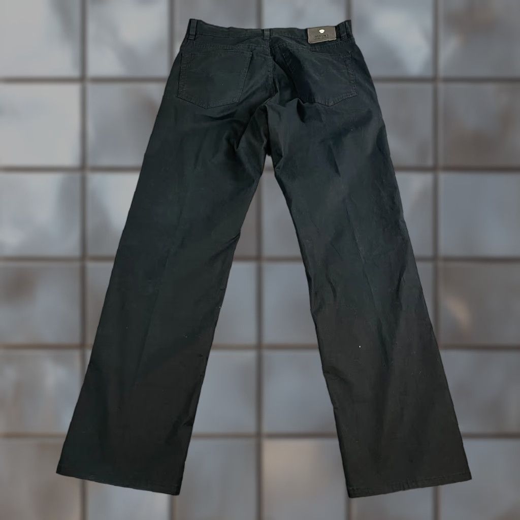 Versace VINTAGE Versace Jeans Relaxed Straight 32 32 Black Medusa Lightweight VTG Italian Jeans Mens Regular 32in 5-Pocket Denim Cotton Black Mens Size US 32 / EU 48 - 1 Thumbnail