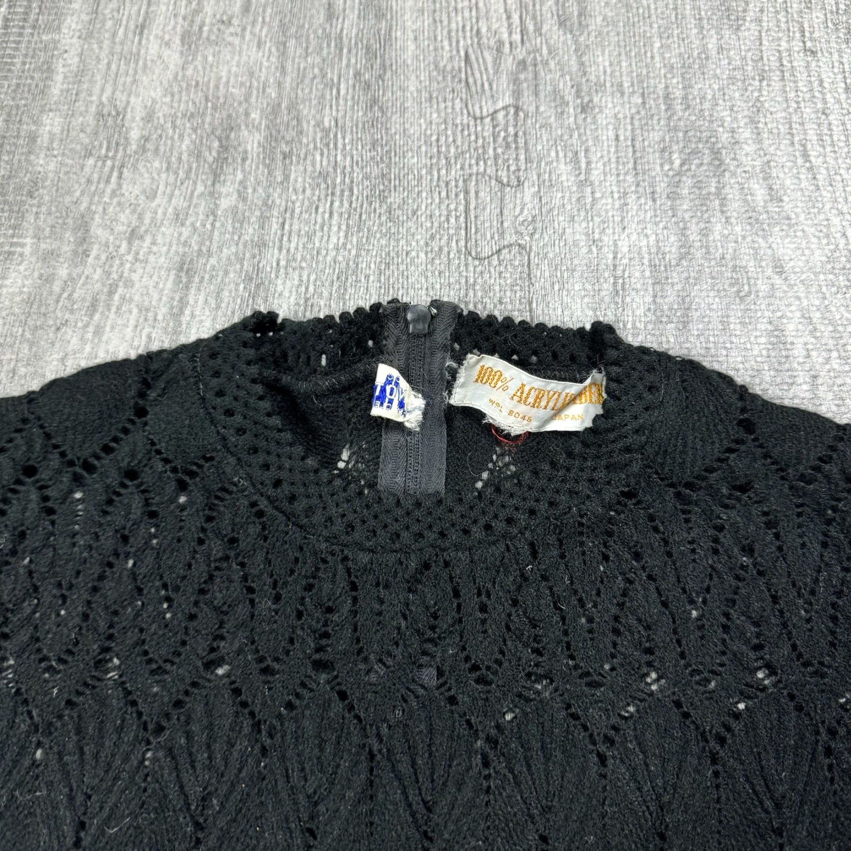 Vintage VINTAGE Macy's Women’s Sleeveless Back Zip Sheer Knit Vest Lace Black, Boho Chic, Open-Knit, Size S (Adult) Women Size S / US 4 / IT 40 - 2 Thumbnail