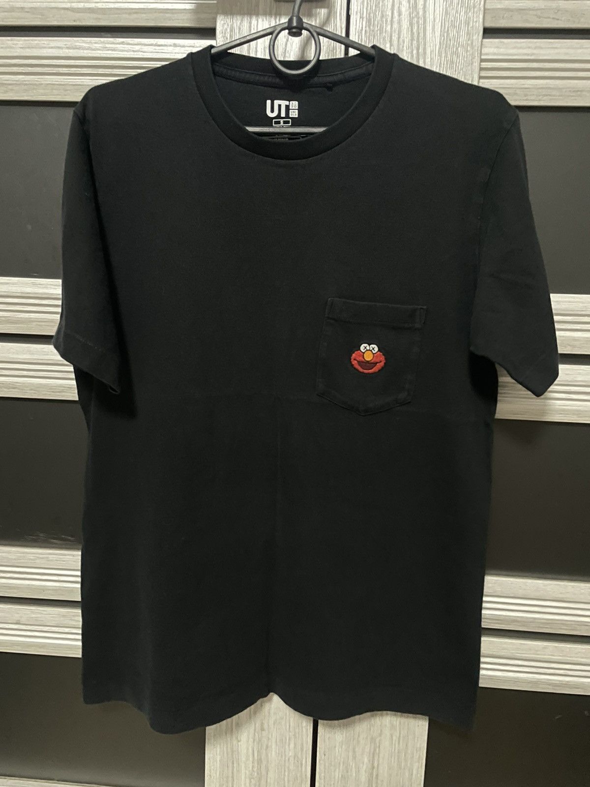 Kaws × Uniqlo Kaws x Uniqlo Sesame Street Elmo Pocket Tee Black Size US S / EU 44-46 / 1 - 1 Thumbnail