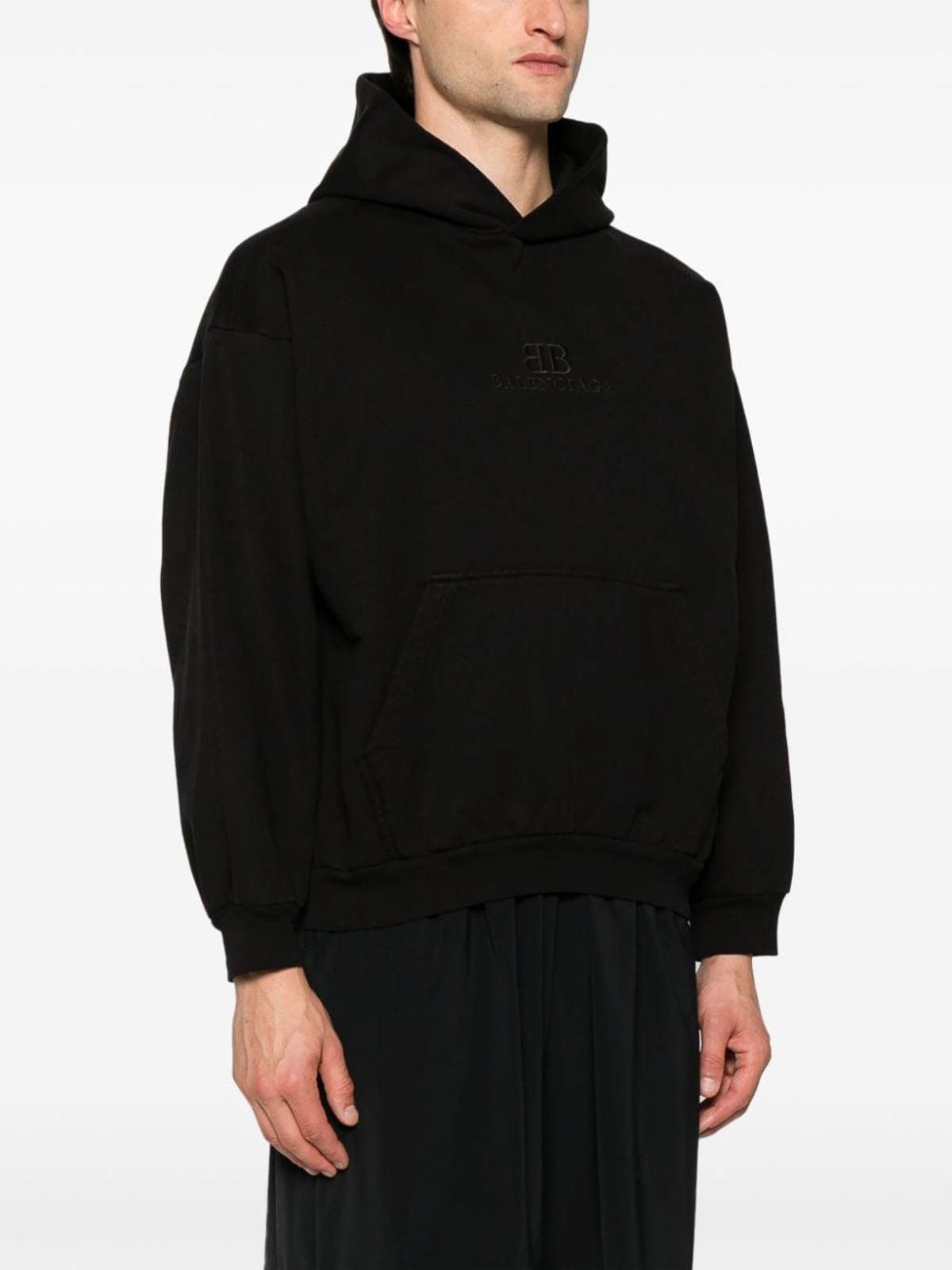 Balenciaga o1srvl11e0526 555 / BB Classic Hoodie Medium Fit in Black Size US M / EU 48-50 / 2 - 2 Thumbnail