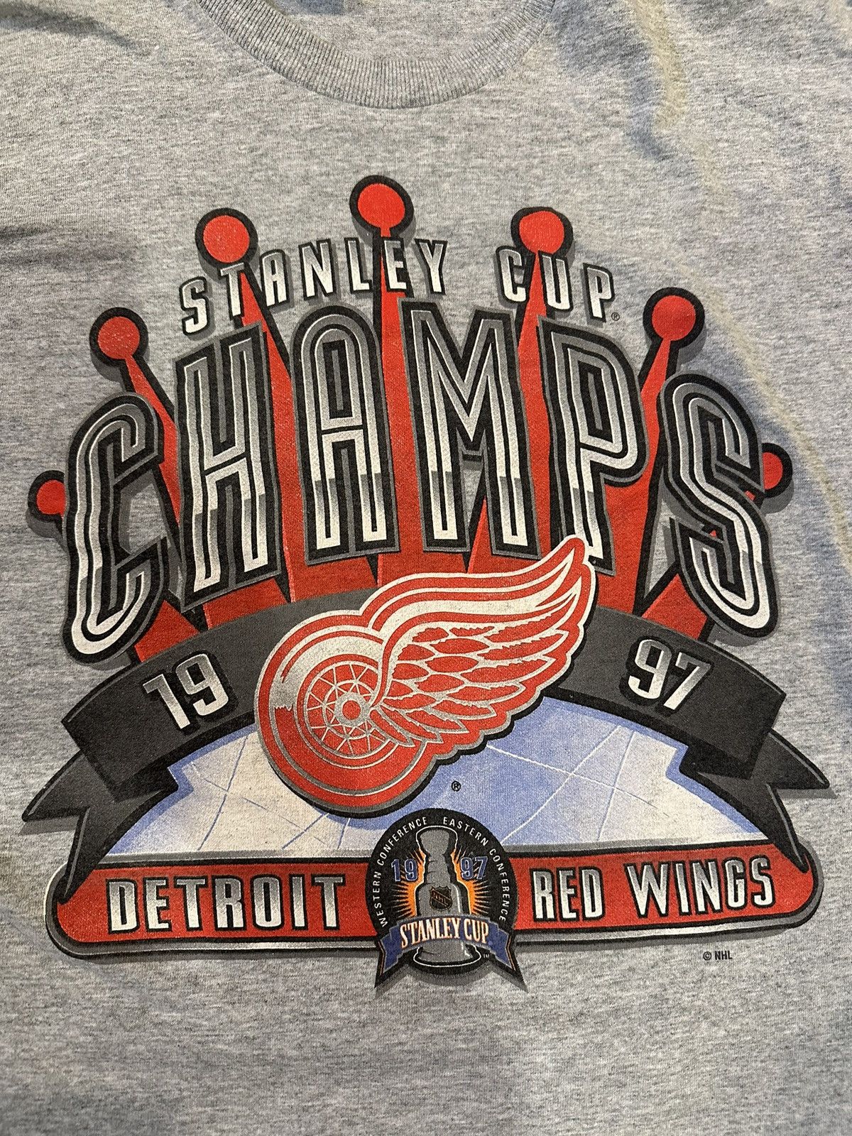 NHL × Red Wing × Vintage Scissor Cut Cropped Red Wing Stanley Cup T Shirt Size US XL / EU 56 / 4 - 2 Thumbnail