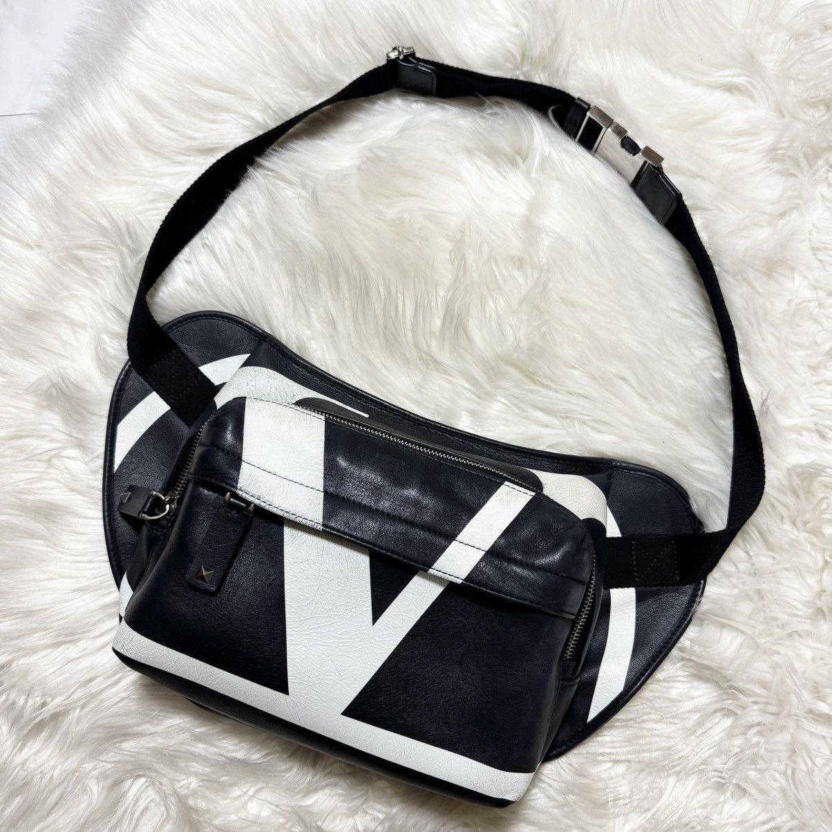 Valentino Valentino Studded Zip Giant V Logo Leather Sling Body Bag Size ONE SIZE - 3 Thumbnail