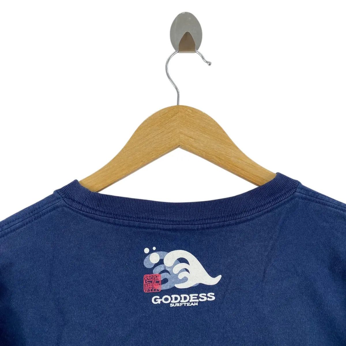 Vintage Vintage TEAM GODDESS SURF Wave Natural Indigo Tee Shirt Size L / US 10 / IT 46 - 3 Thumbnail