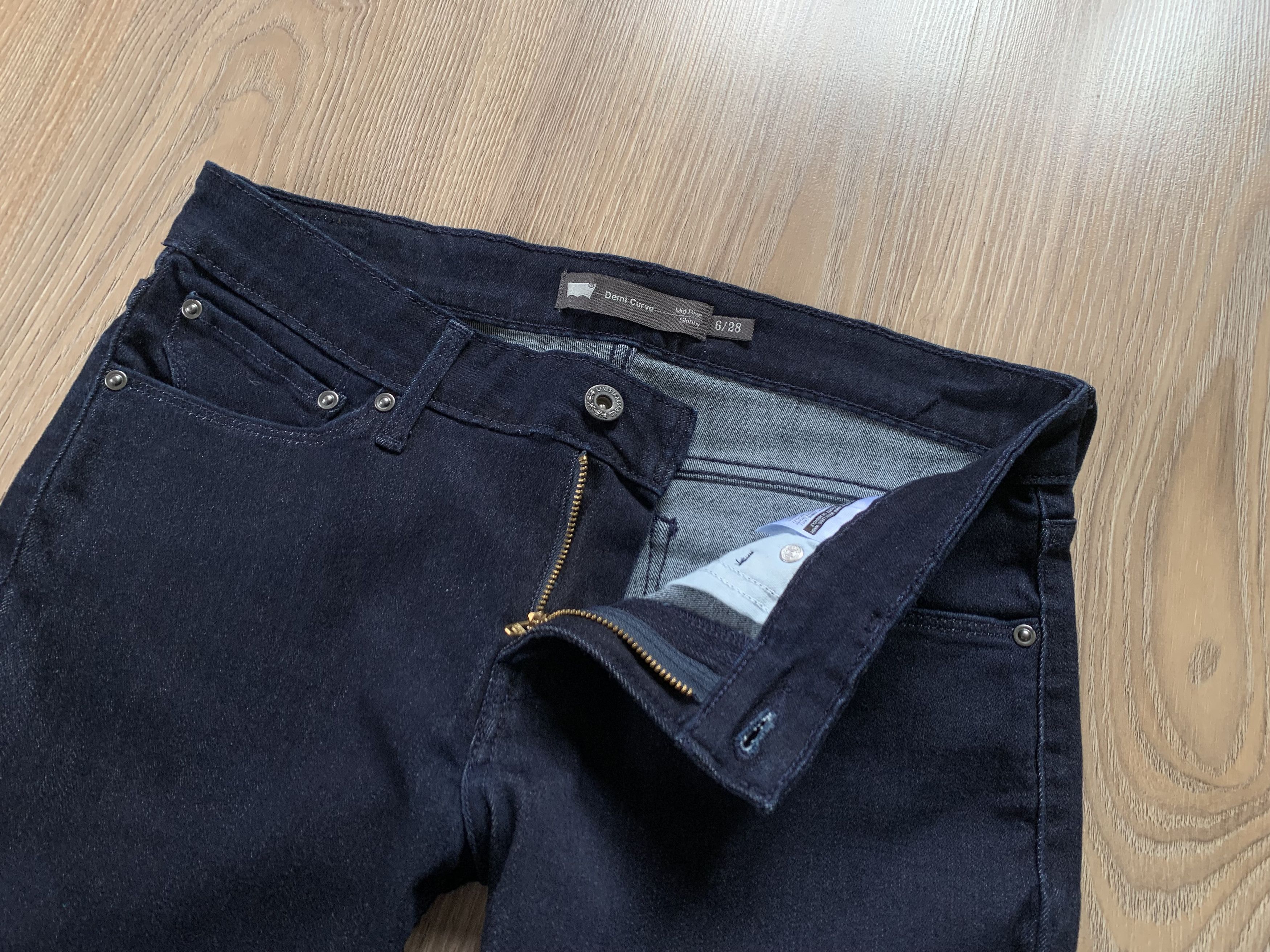 Levi's Levis Women’s Demi Curve Mid Rise Skinny Jeans Size 28" / US 6 / IT 42 - 4 Thumbnail