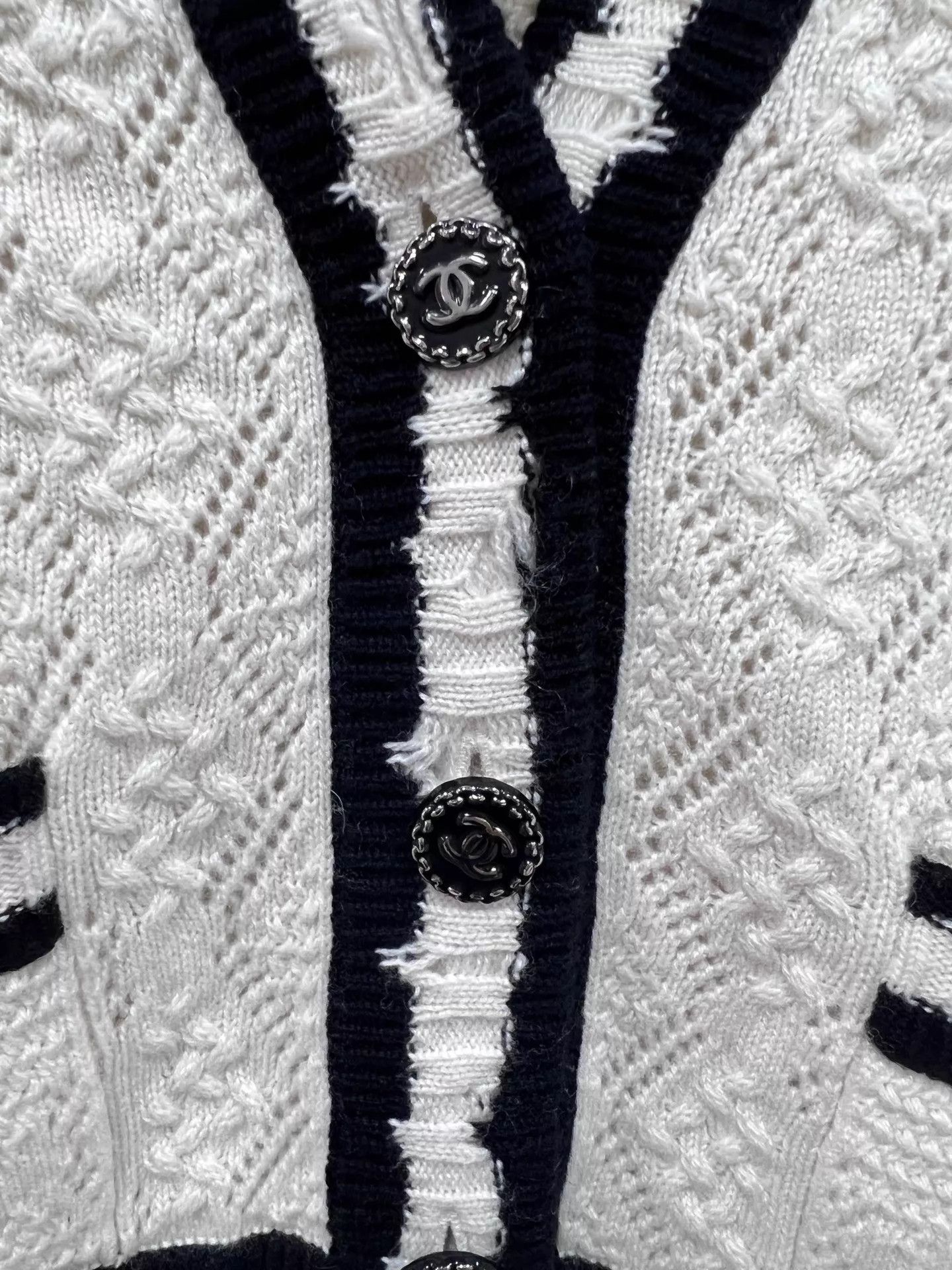 Chanel Chanel Cashmere V-Neck Short Cardigan White Black Trim 34 Size XS / US 0-2 / IT 36-38 - 5 Thumbnail
