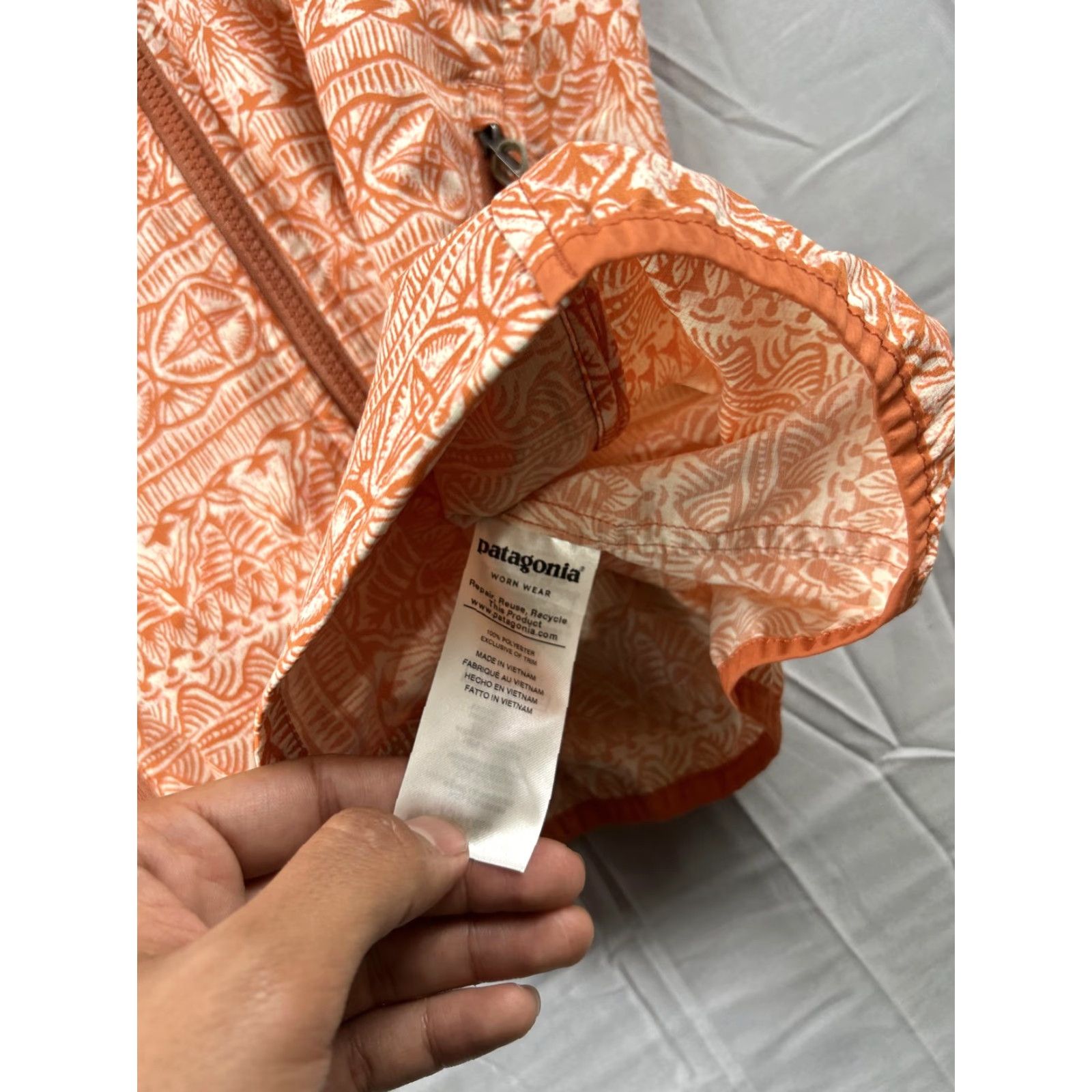 Patagonia Patagonia Hoody Jacket Small Womens Lightweight Zip Hooded Orange Geometric Pattern Size S / US 4 / IT 40 - 7 Thumbnail