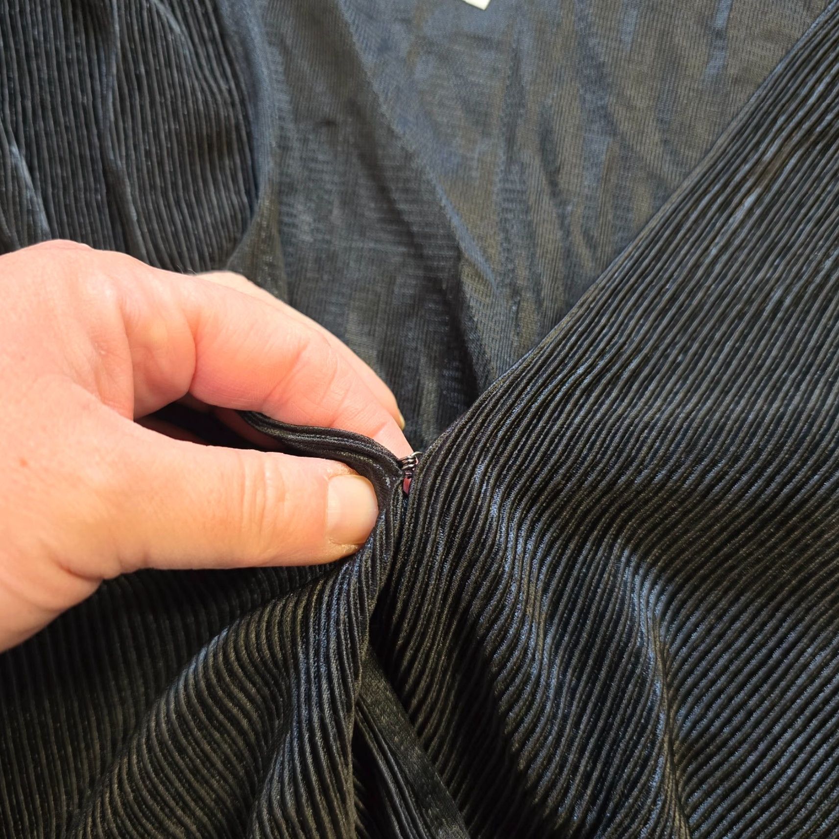 Vintage ASTR Top Blouse XL Womens Black Deep V Neck Pleated Texture Long Sleeve Cropped Balloon Sleeve Knit Polyester Elastic Waist Regular Style Cropped Size XL / US 12-14 / IT 48-50 - 5 Thumbnail