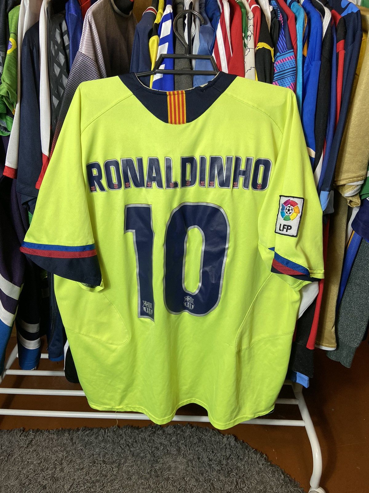 Vintage RONALDINHO #10 BARCELONA ADULT BLOCK CORE SOCCER JERSEY Size US L / EU 52-54 / 3 - 1 Thumbnail