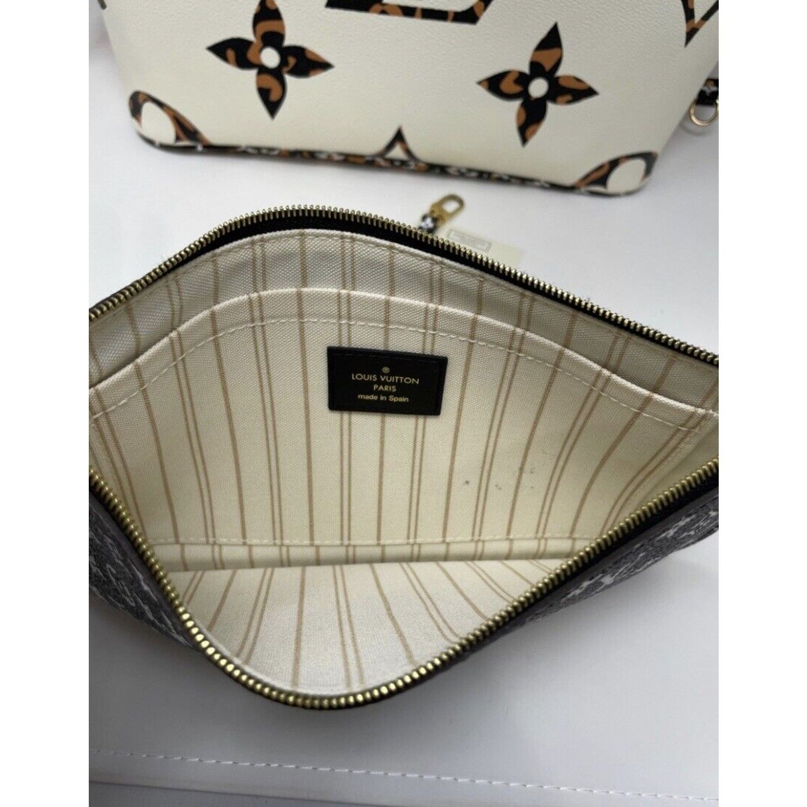 Louis Vuitton Louis Vuitton Neverfull MM Tote Jungle Monogram Giant MM Size ONE SIZE - 12 Thumbnail
