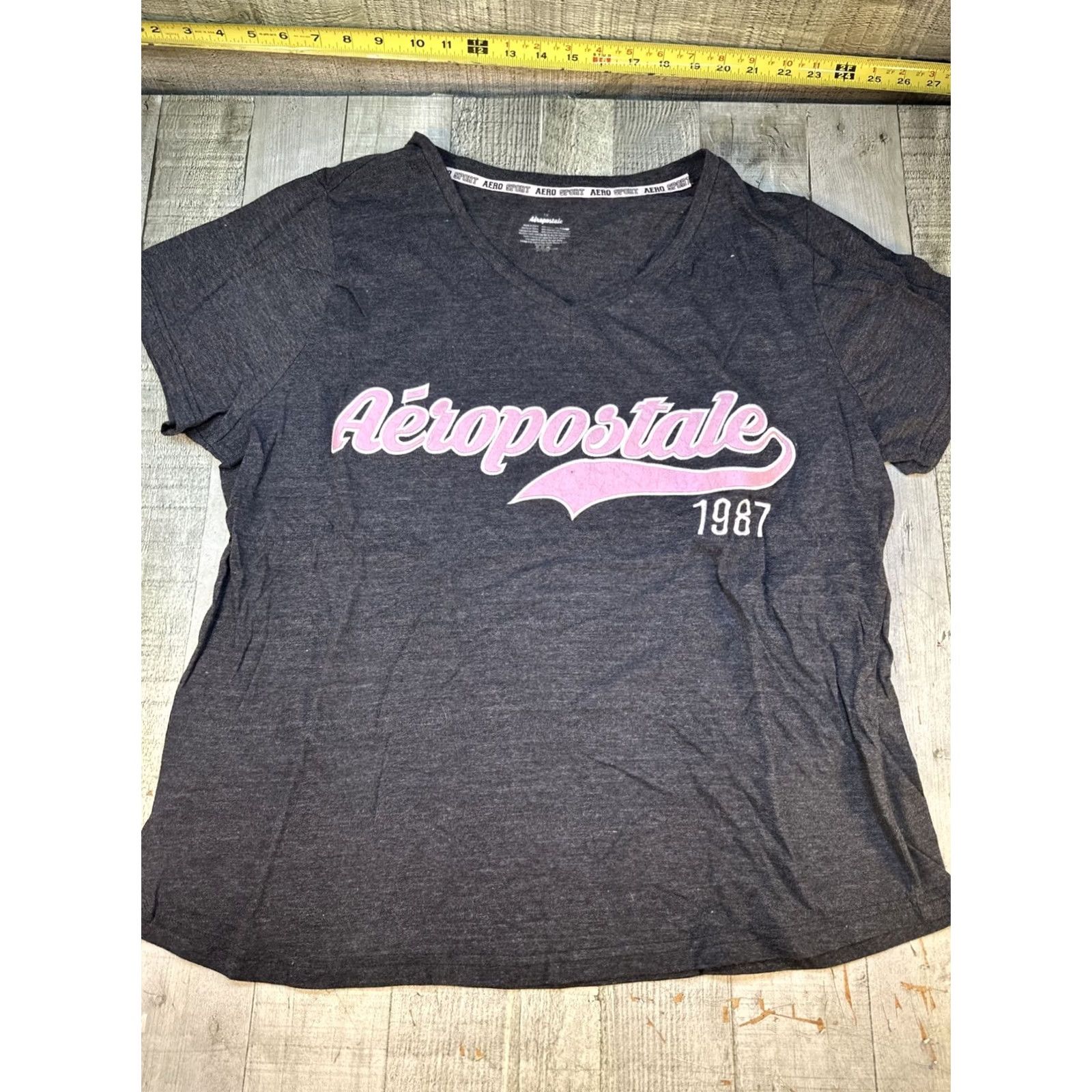 Aeropostale VINTAGE Aeropostale Gray Crop Top V-Neck Embroidered Logo 3X Women Cropped T-Shirt Short Sleeve Summer Fall Spring Adult Womens Size XXL / US 16-18 / IT 52-54 - 2 Thumbnail