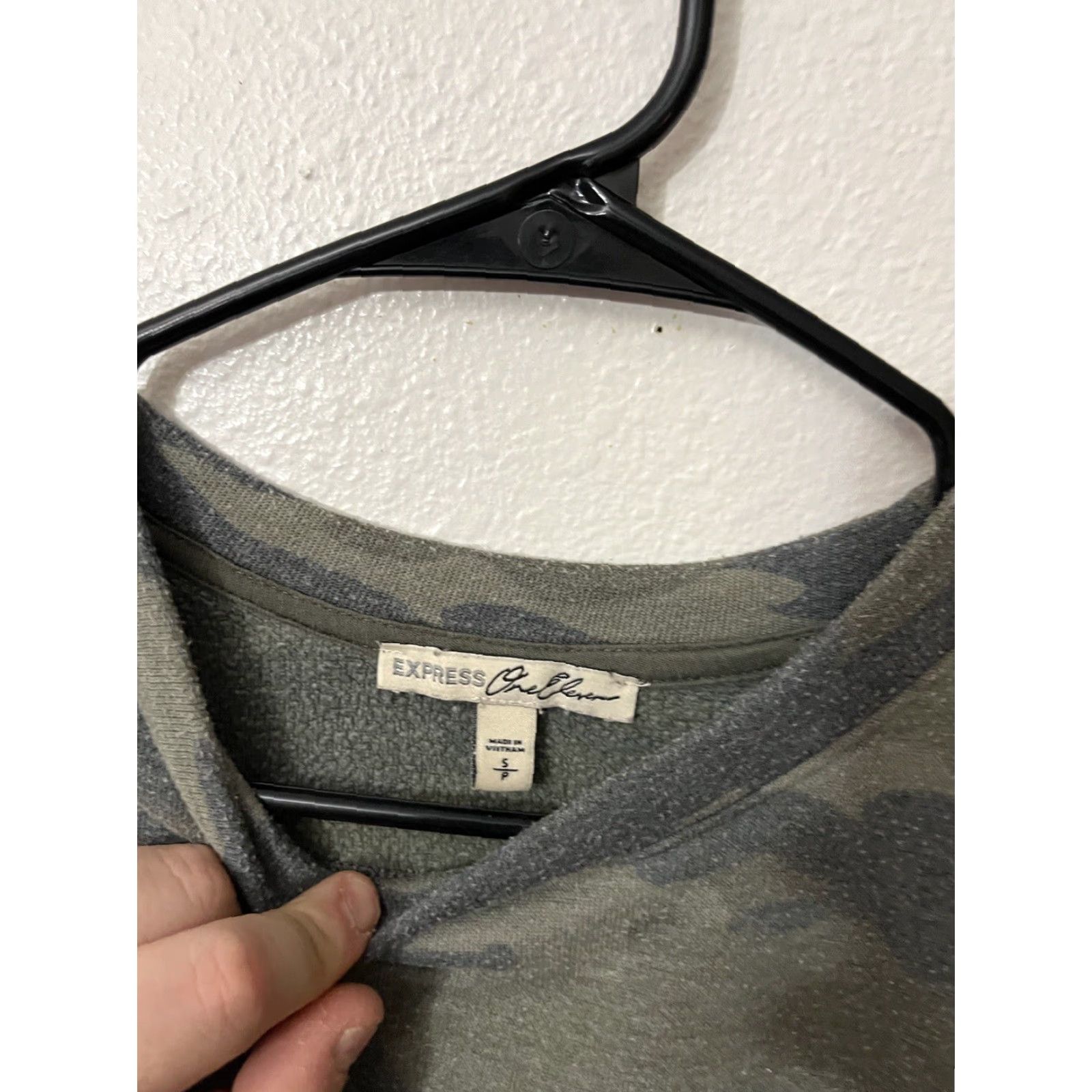 Express Express Sweatshirt Women’s S Green Camo Pullover Crew Neck Casual Size S / US 4 / IT 40 - 3 Thumbnail