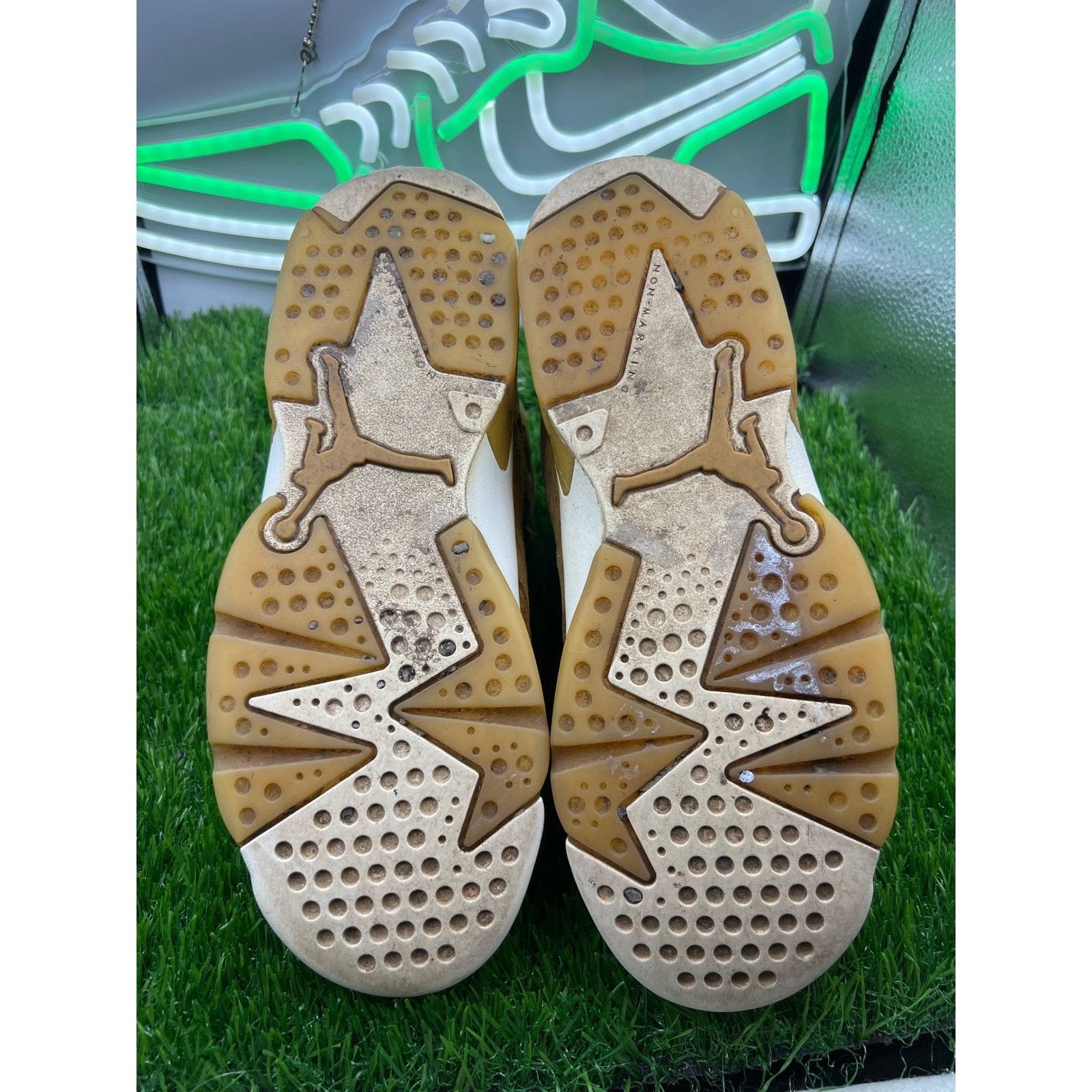 Jordan Brand × Nike Nike Air Jordan 6 Retro High GS Golden Harvest Wheat Size 7Y Size US 7 / EU 40 - 4 Thumbnail