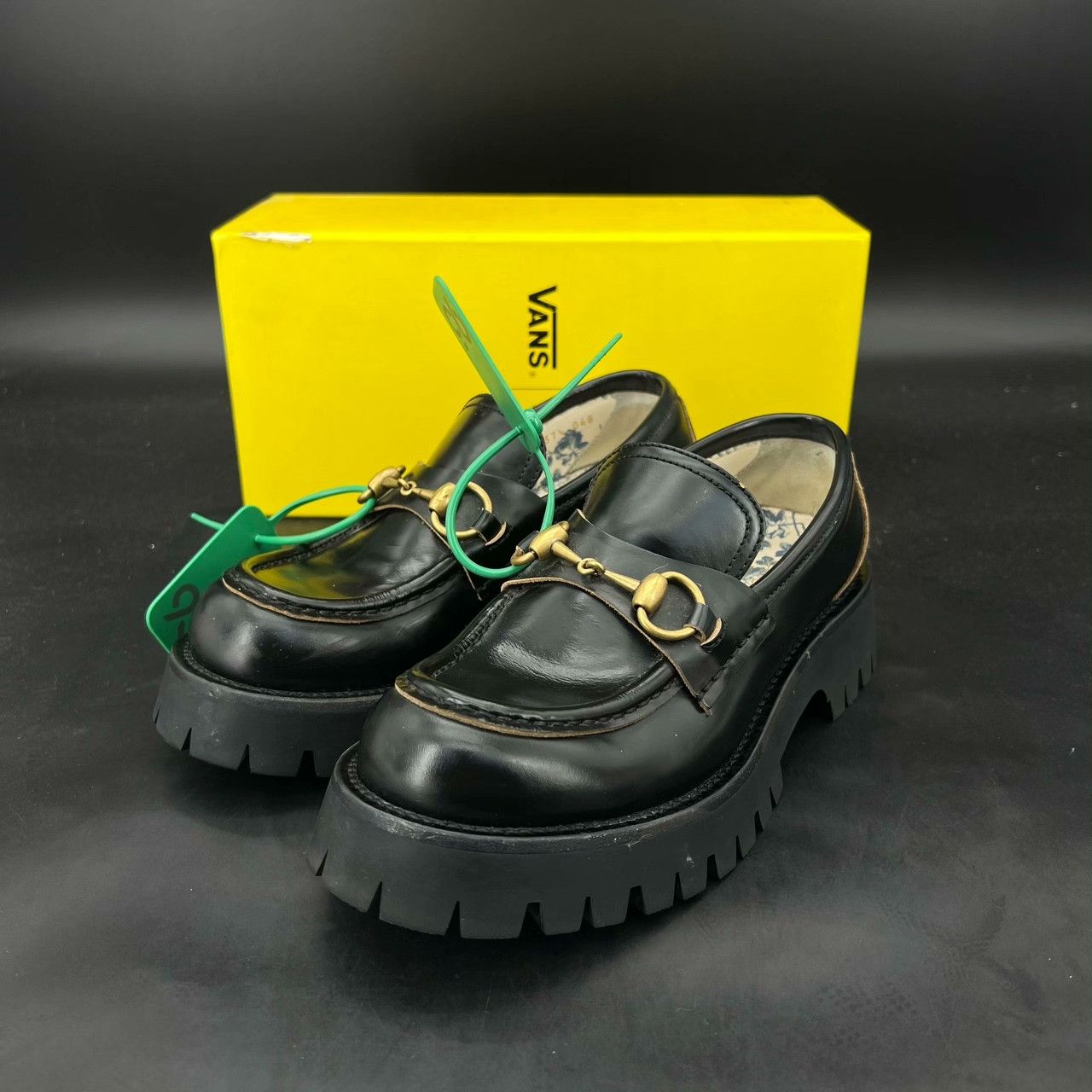 Gucci Gucci Embroidered Lowtop Sneakers 37 Women Size US 6.5 / IT 36.5 - 1 Thumbnail