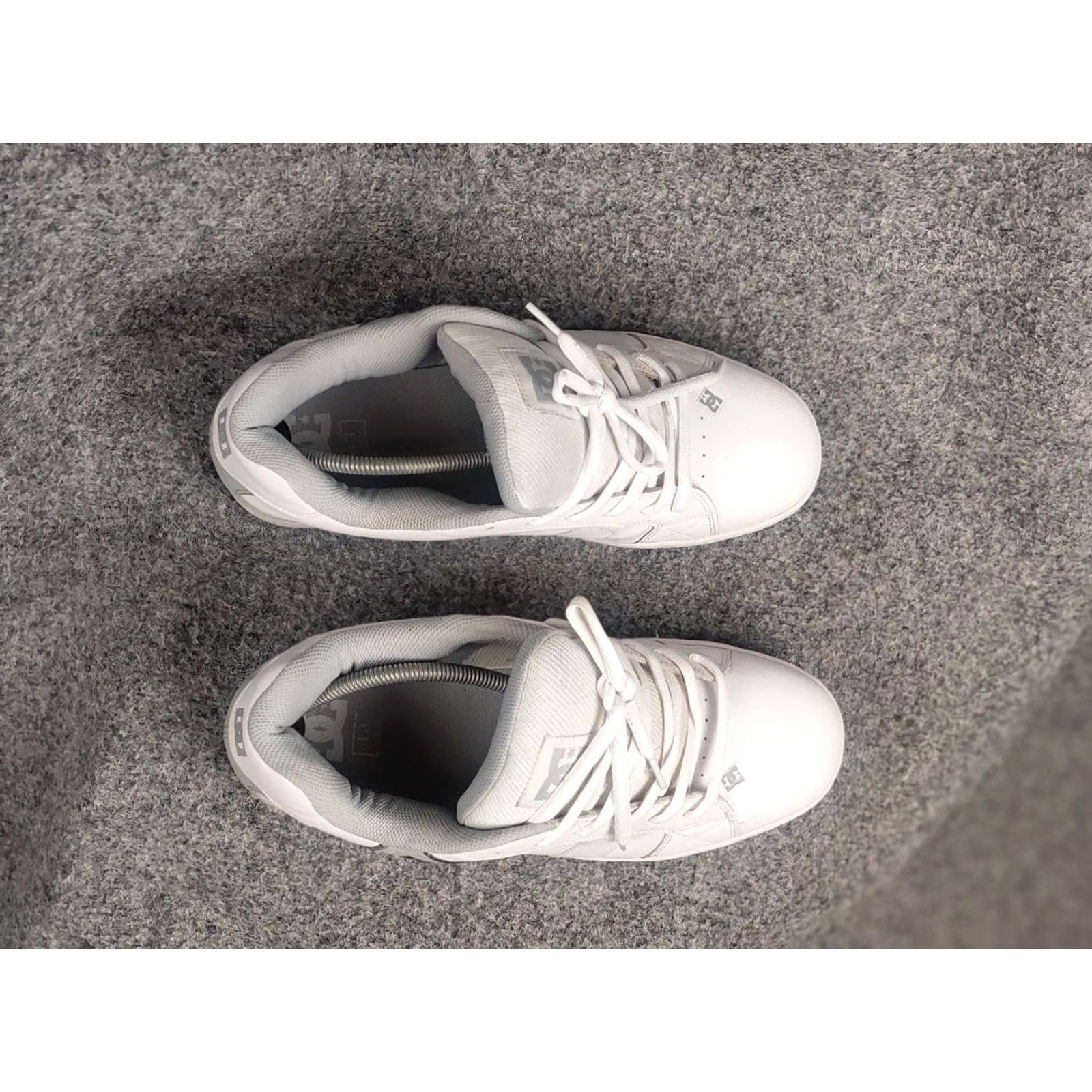 Logo 7 DC Court Graffik Logo Oversized Sneakers - White Leather - Vintage Y2K - DC scarpe Net - Men’s US 13 / UK 12 / EU 47 - Casual Skateboarding Shoe Size US 13 / EU 46 - 7 Thumbnail