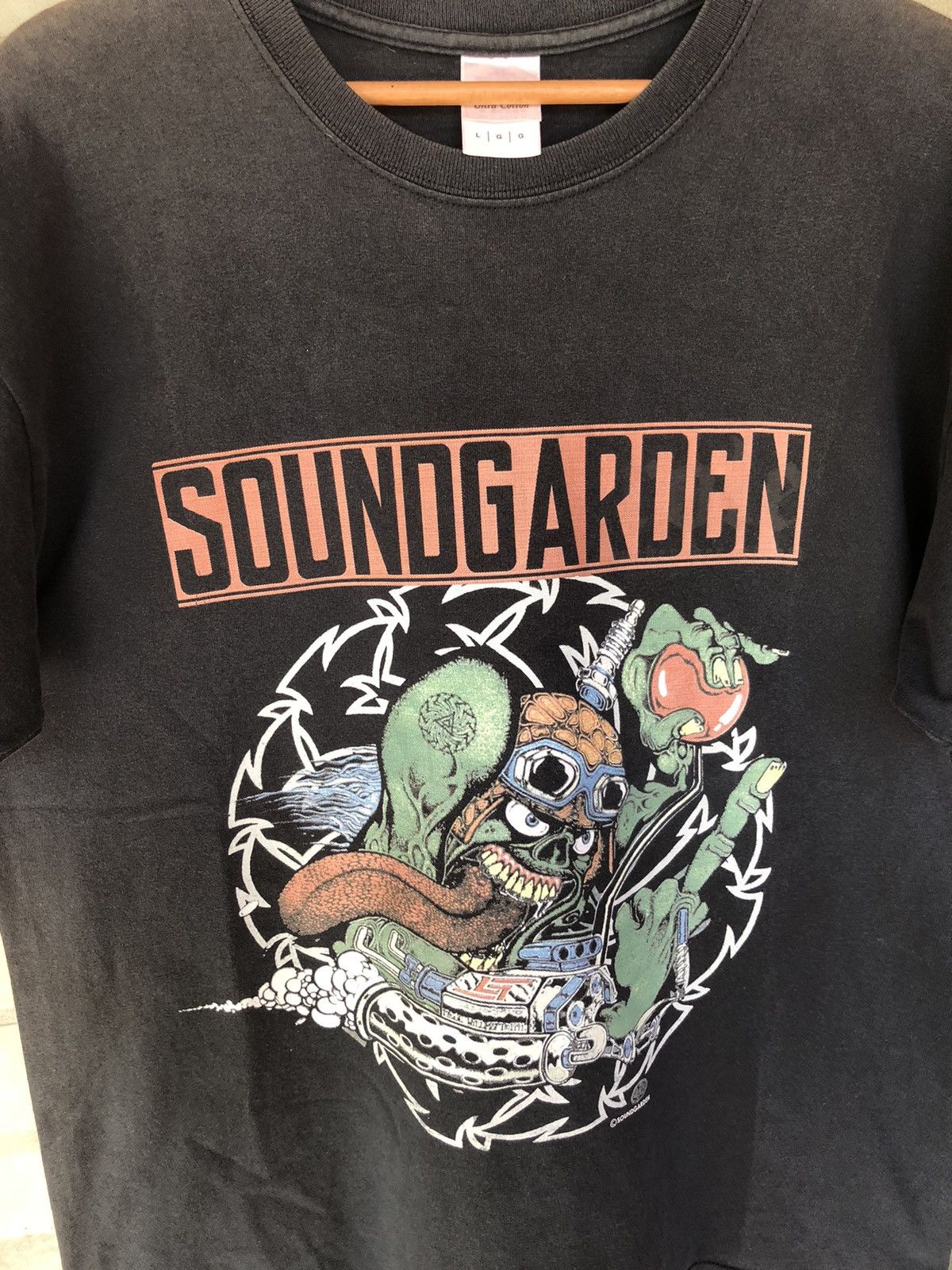 Band Tees Thrashed Vintage Badmotorfinger Fingaz4Life Sun Faded Tee Size US L / EU 52-54 / 3 - 6 Thumbnail