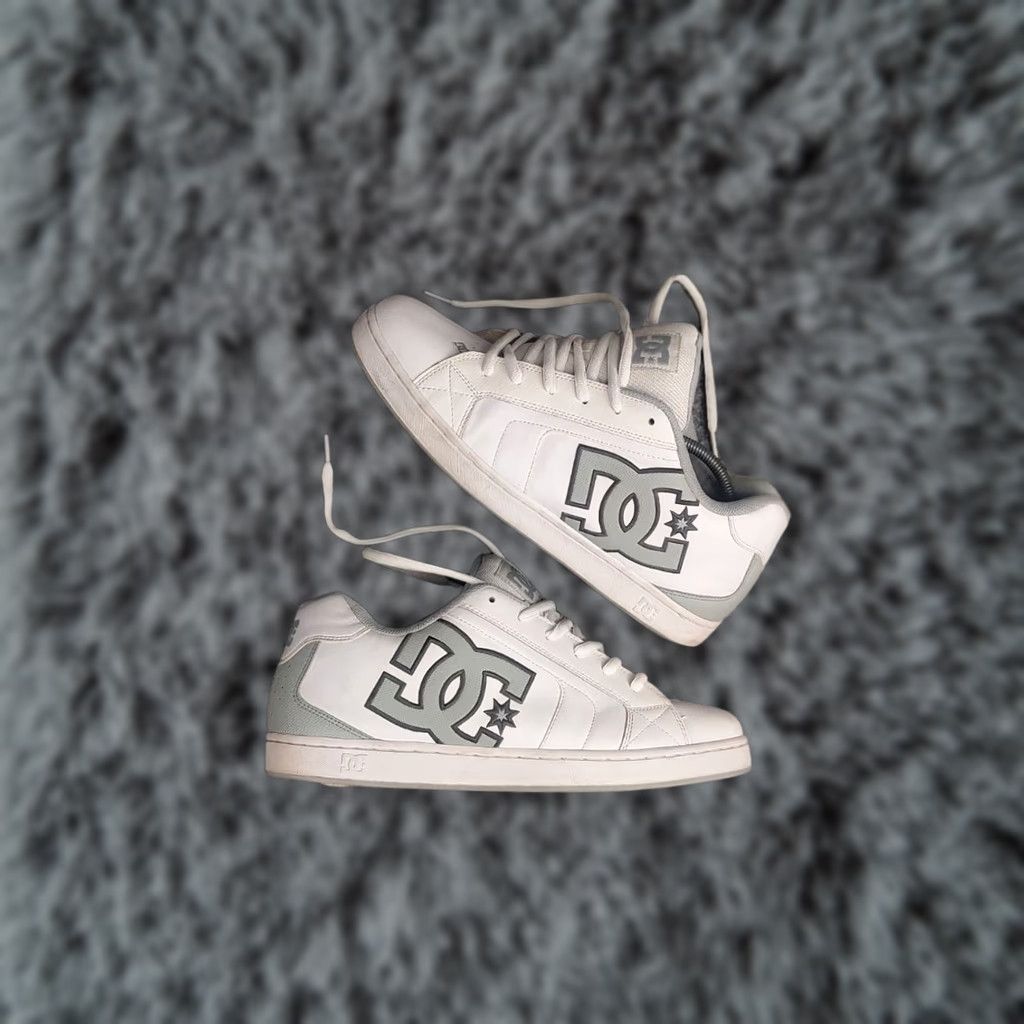 Logo 7 DC Court Graffik Logo Oversized Sneakers - White Leather - Vintage Y2K - DC scarpe Net - Men’s US 13 / UK 12 / EU 47 - Casual Skateboarding Shoe Size US 13 / EU 46 - 1 Thumbnail