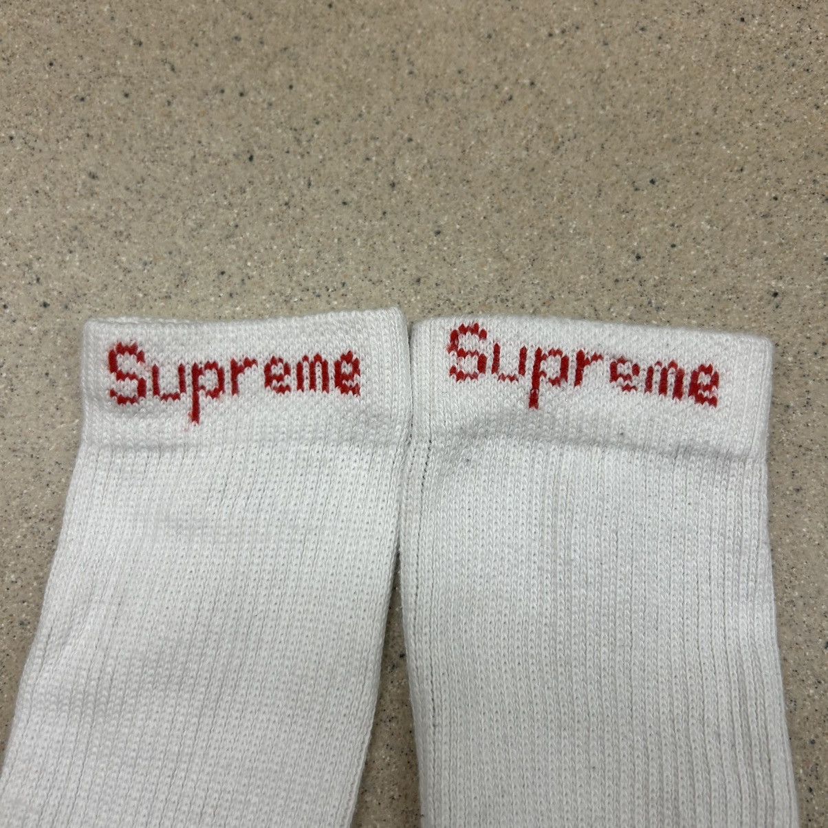 Supreme Supreme White Crew Socks – Red Logo – Pre-Owned Size ONE SIZE - 1 Thumbnail